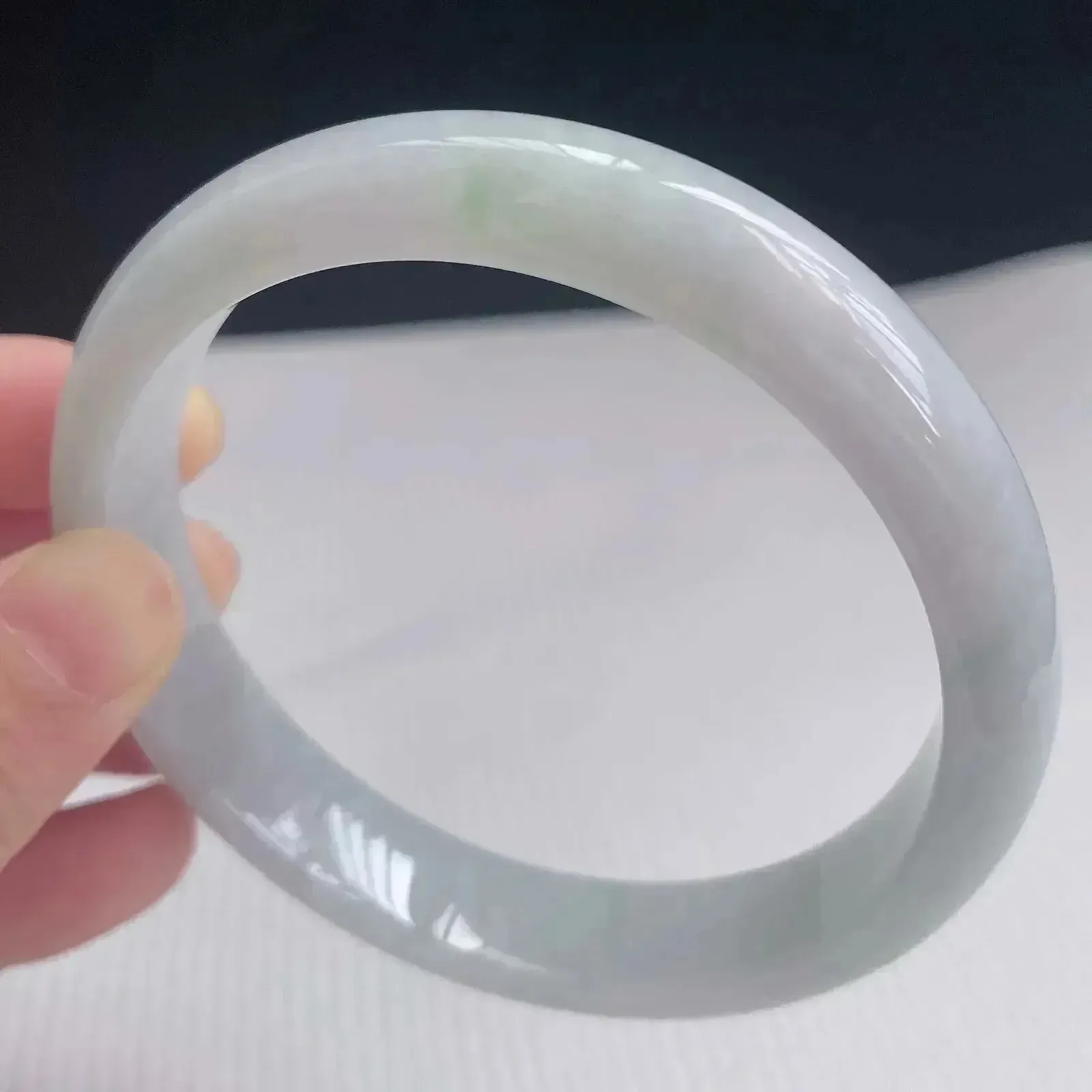 62大圈有种有色天然翡翠A货玉手镯好种水春彩水润手镯52.99g