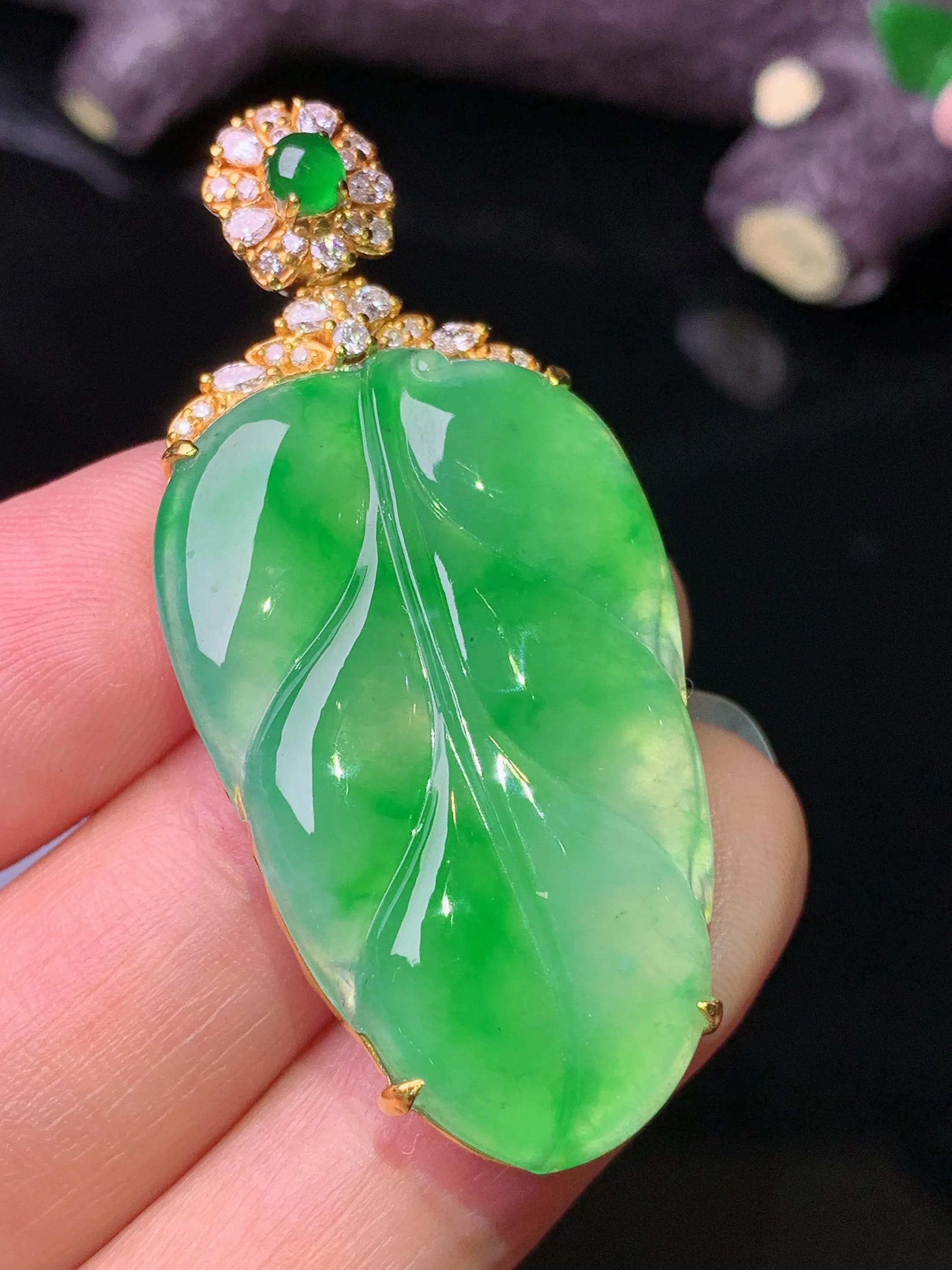 18k金钻镶嵌翠绿树叶吊坠 玉质细腻 色泽清新艳丽 整体尺寸47.3*21.8*6