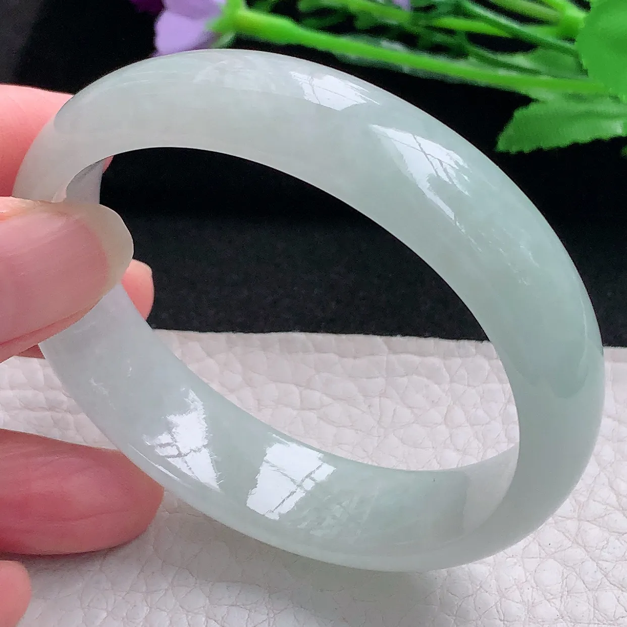 ee自然光56*49*15.5*7轮胎贵妃镯 翡翠A货玉手镯浅绿冰胶秀气玉手环