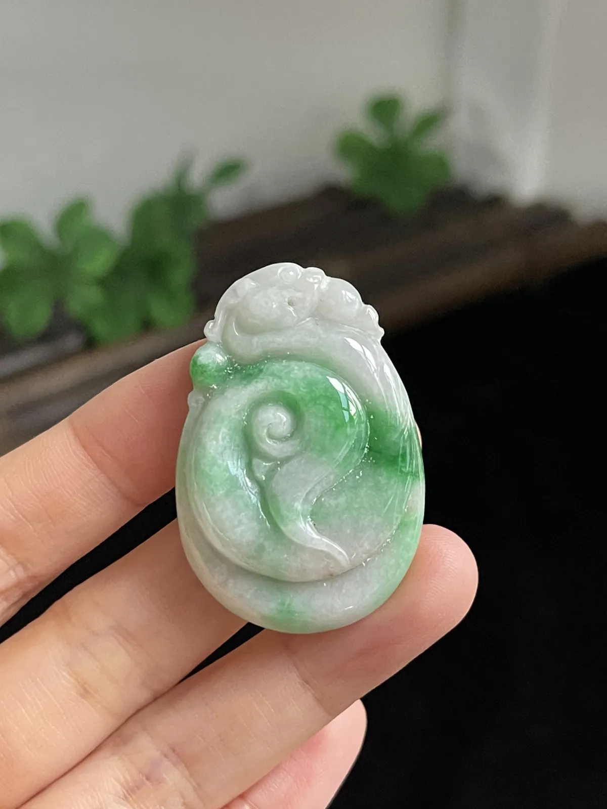 翡翠吊坠，厚装阳绿色如意吊坠