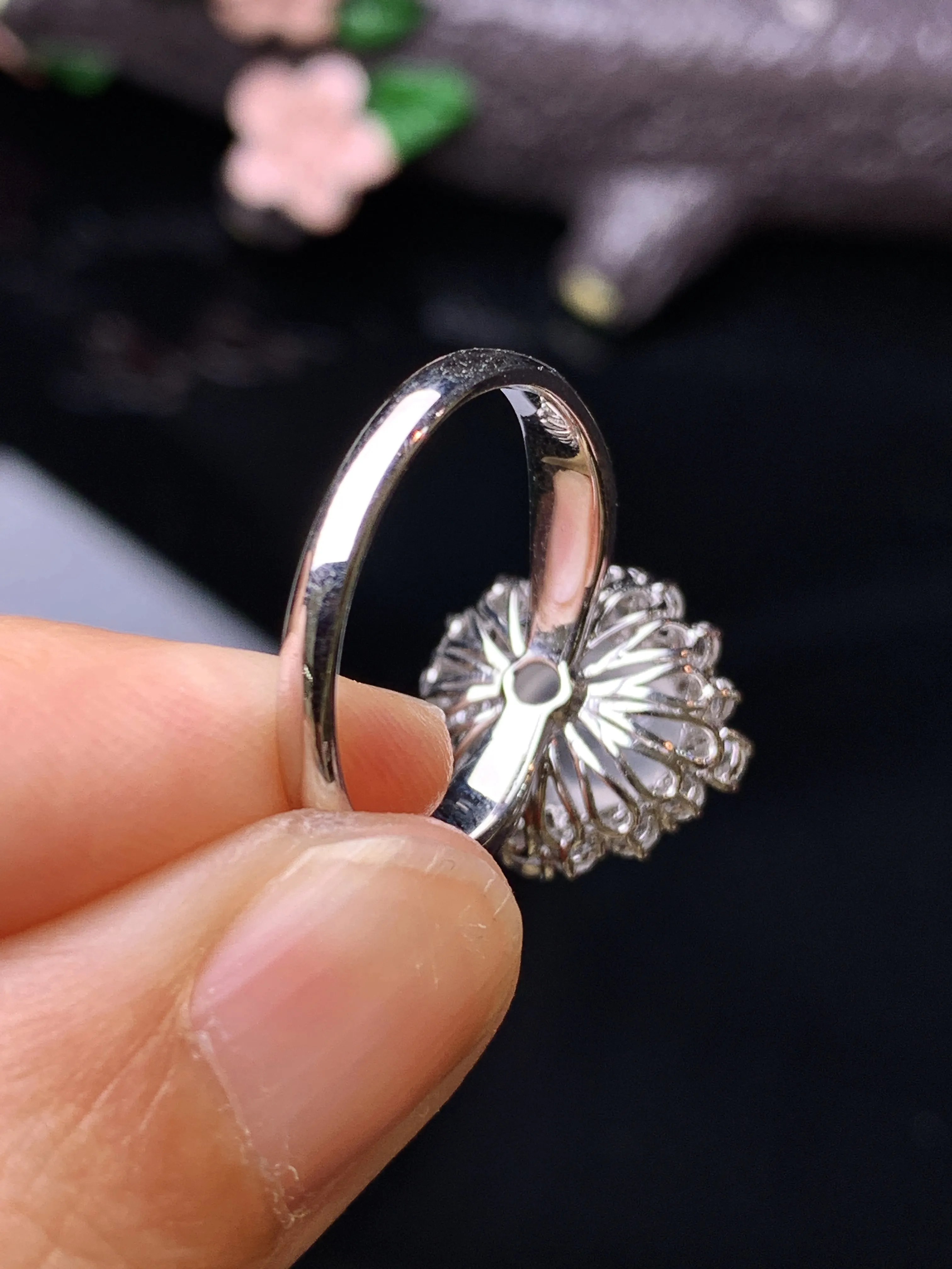 18k金钻镶嵌冰种蛋面戒指 玉质细腻 色泽清新艳丽 圈口14 整体尺寸14.6*13.2*11