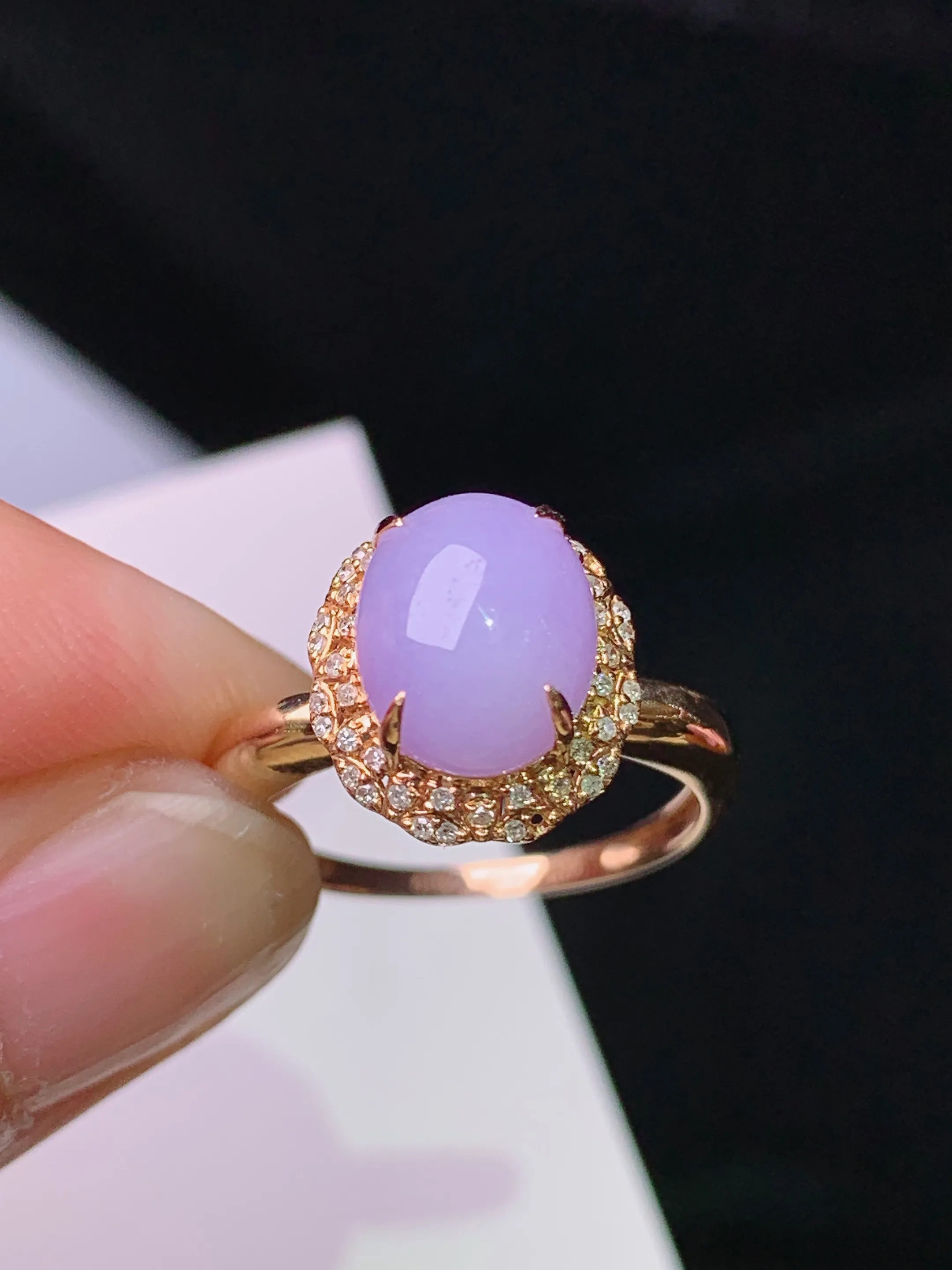 18k金钻镶嵌紫罗兰蛋面戒指 玉质细腻 色泽清新艳丽 圈口13 整体尺寸12*10.5*9.8