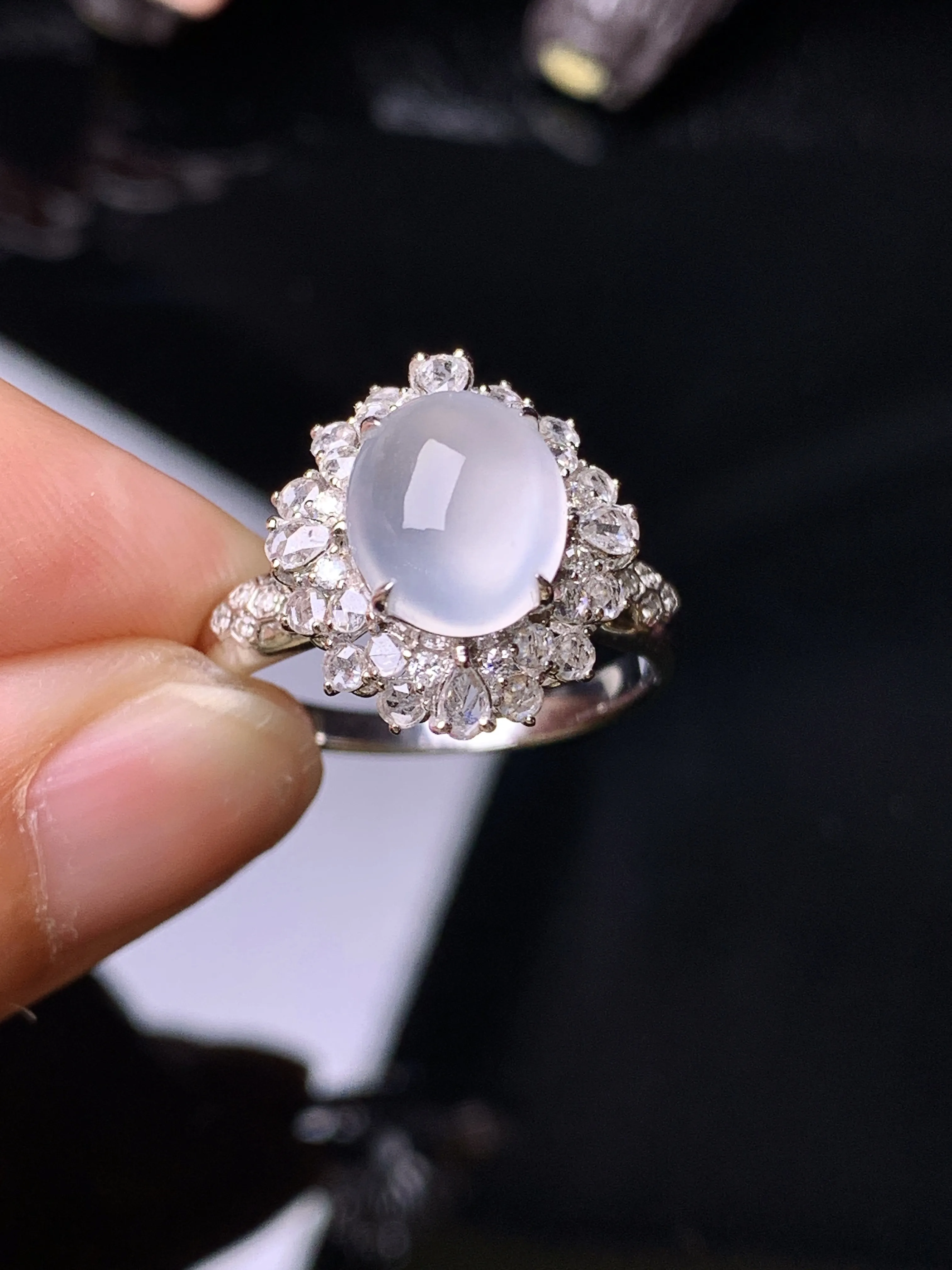 18k金钻镶嵌冰种蛋面戒指 玉质细腻 色泽清新艳丽 圈口14 整体尺寸14.6*13.2*11