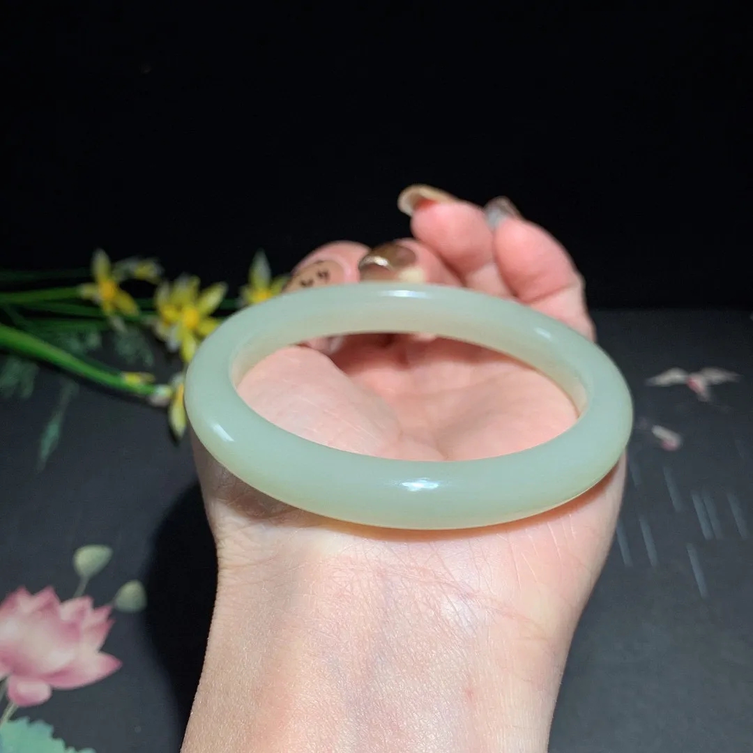 和田玉58圈口清水色手镯！晴水色！玉质细腻油润 底色纯净 无裂无杂 脂粉好，品质好！