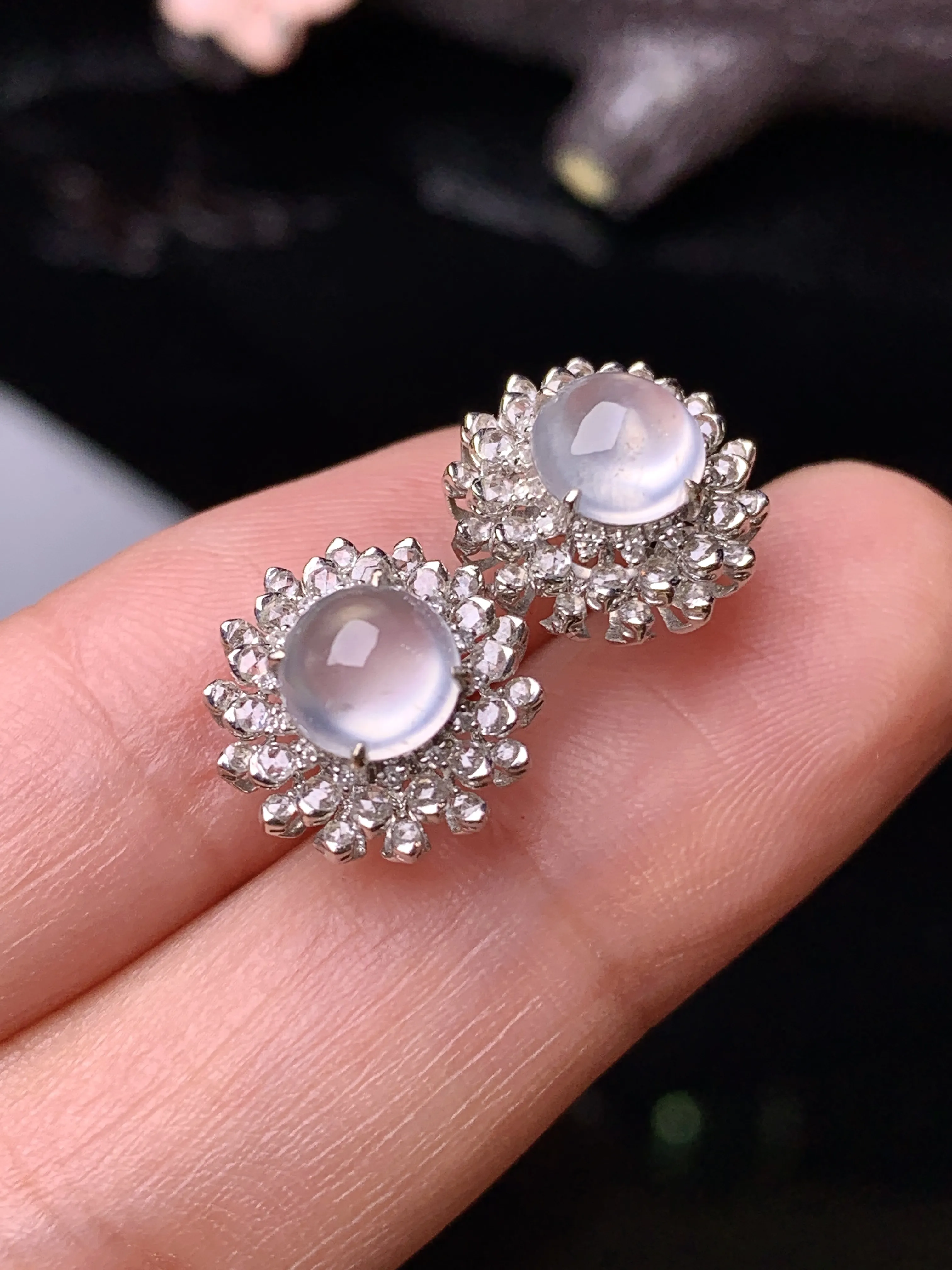 18k金钻镶嵌冰种蛋面耳钉 玉质细腻 色泽清新艳丽 整体尺寸12*7.8