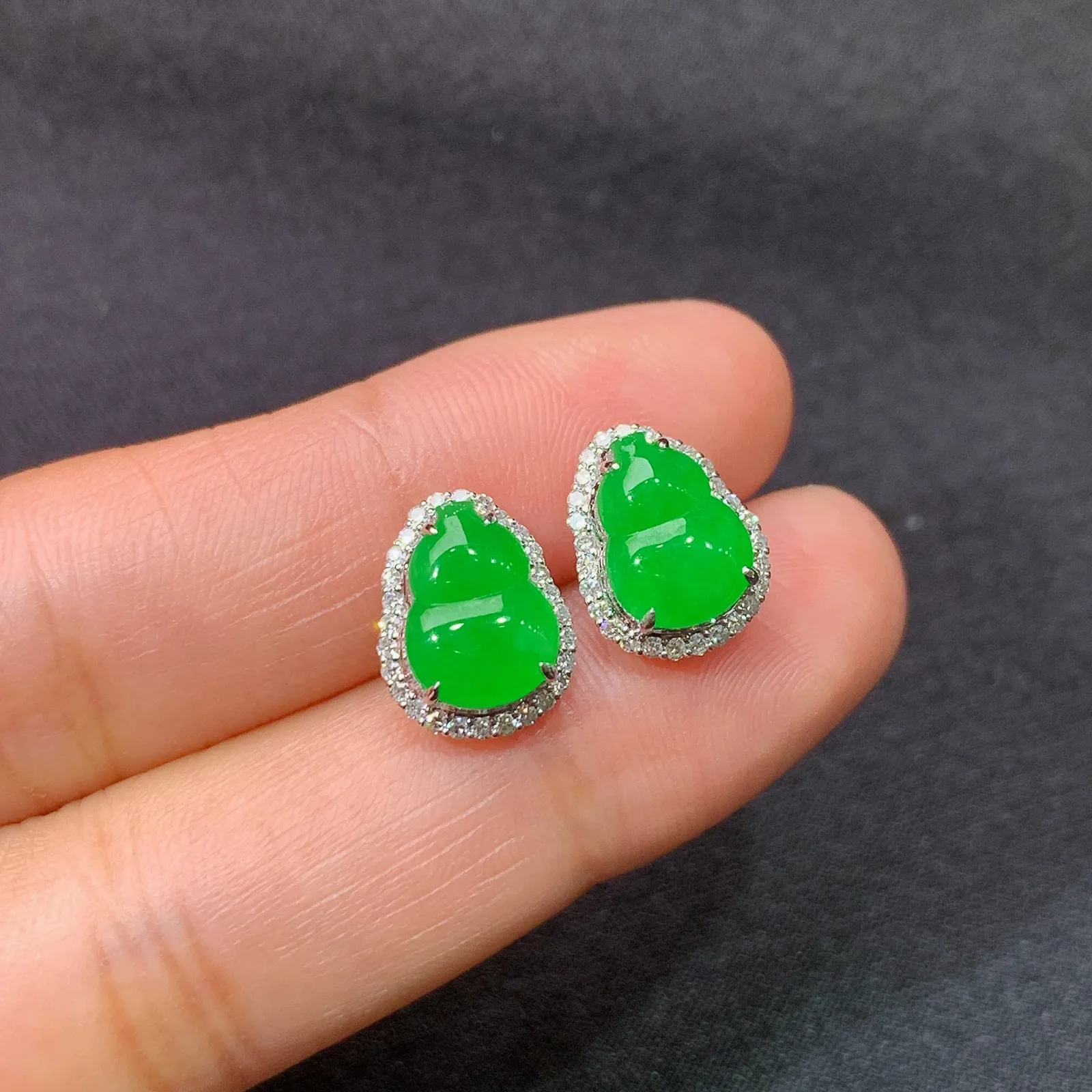 阳绿葫芦耳钉，18k金镶嵌，简约时尚，冰润色阳，种水足，Xj 尺寸9*6.5*2