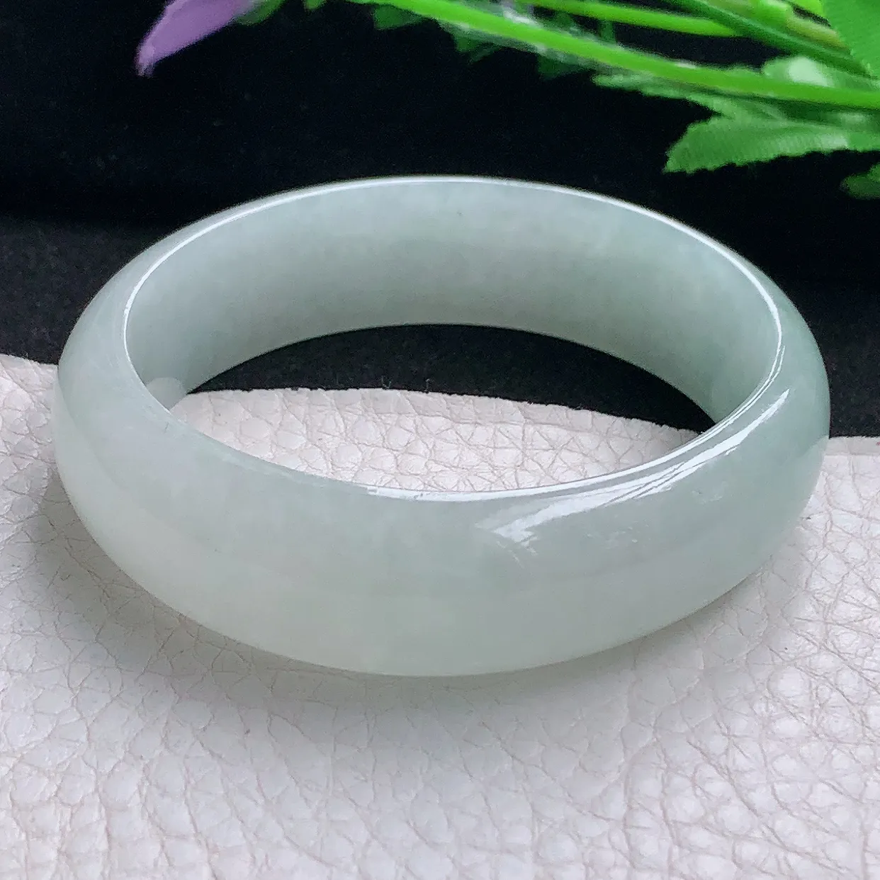 ee自然光56*49*15.5*7轮胎贵妃镯 翡翠A货玉手镯浅绿冰胶秀气玉手环