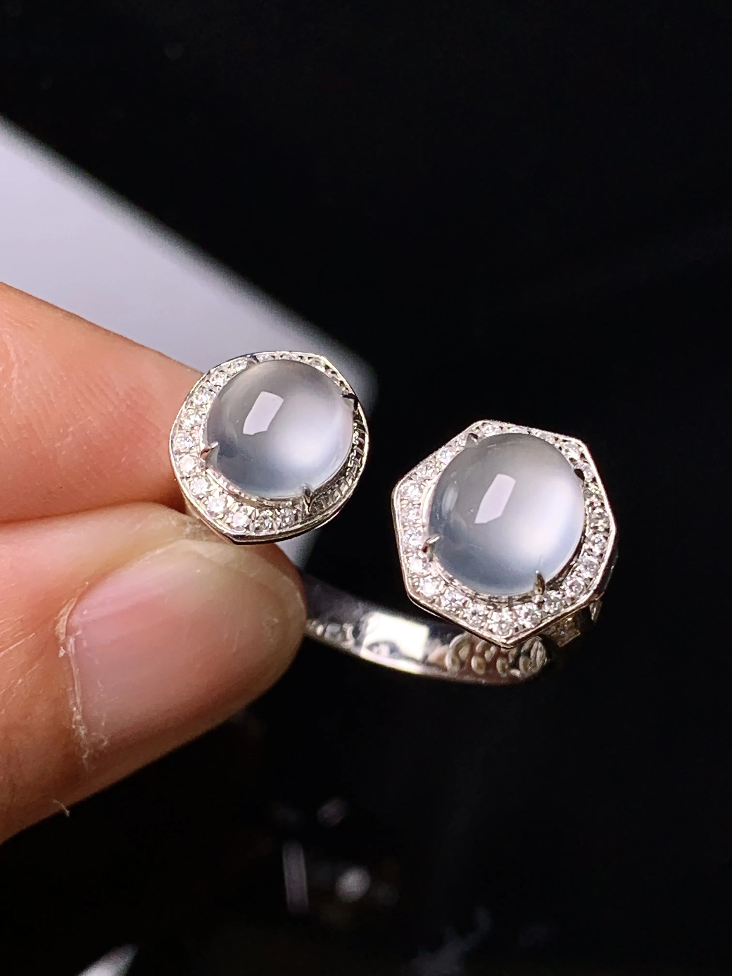 18k金钻镶嵌冰种蛋面戒指 玉质细腻 色泽清新艳丽 圈口14 裸石尺寸7.7*6.6*3.8