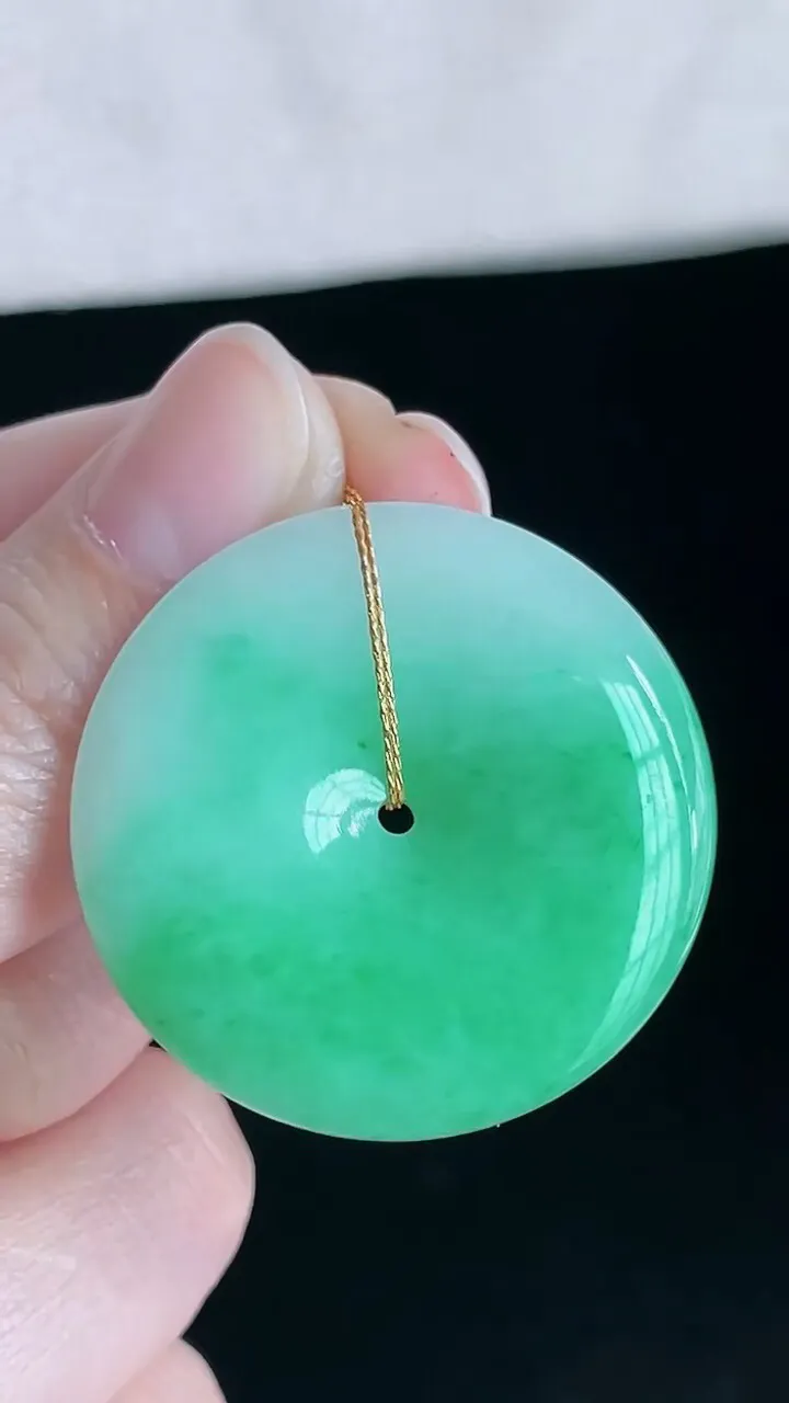 【翡翠名称】老坑种飘绿大平安扣翡翠吊坠
【翡翠尺寸】直径厚度33/5.7mm
【翡翠描述】宝贝种老水足，玉质细腻，色泽靓丽，性价比高，佩戴效果好！
【其它赠送】权威证书/精美挂绳盒子/支持全国复检