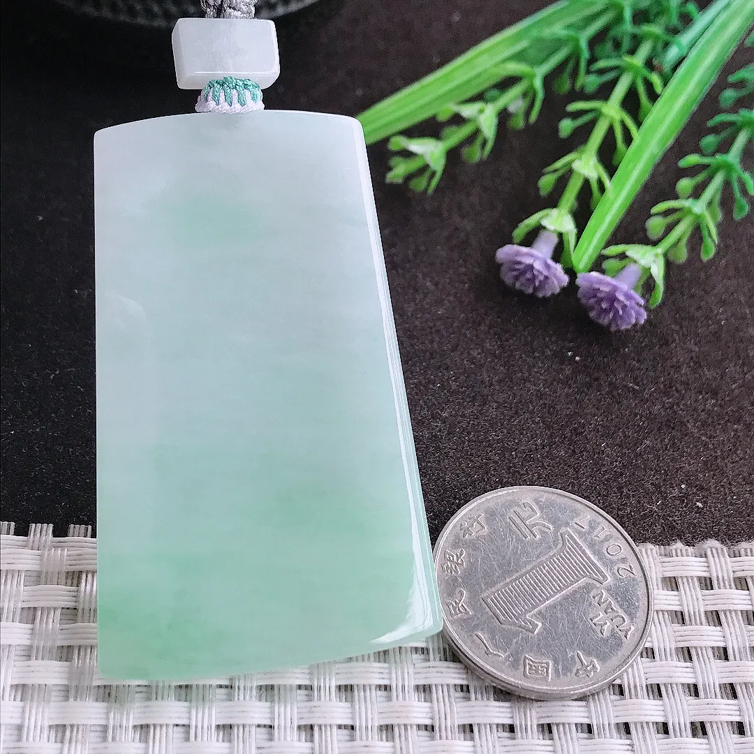 天然A货翡翠56.8/35.3/5老坑精美冰润浅绿色无事牌吊坠翡翠挂件