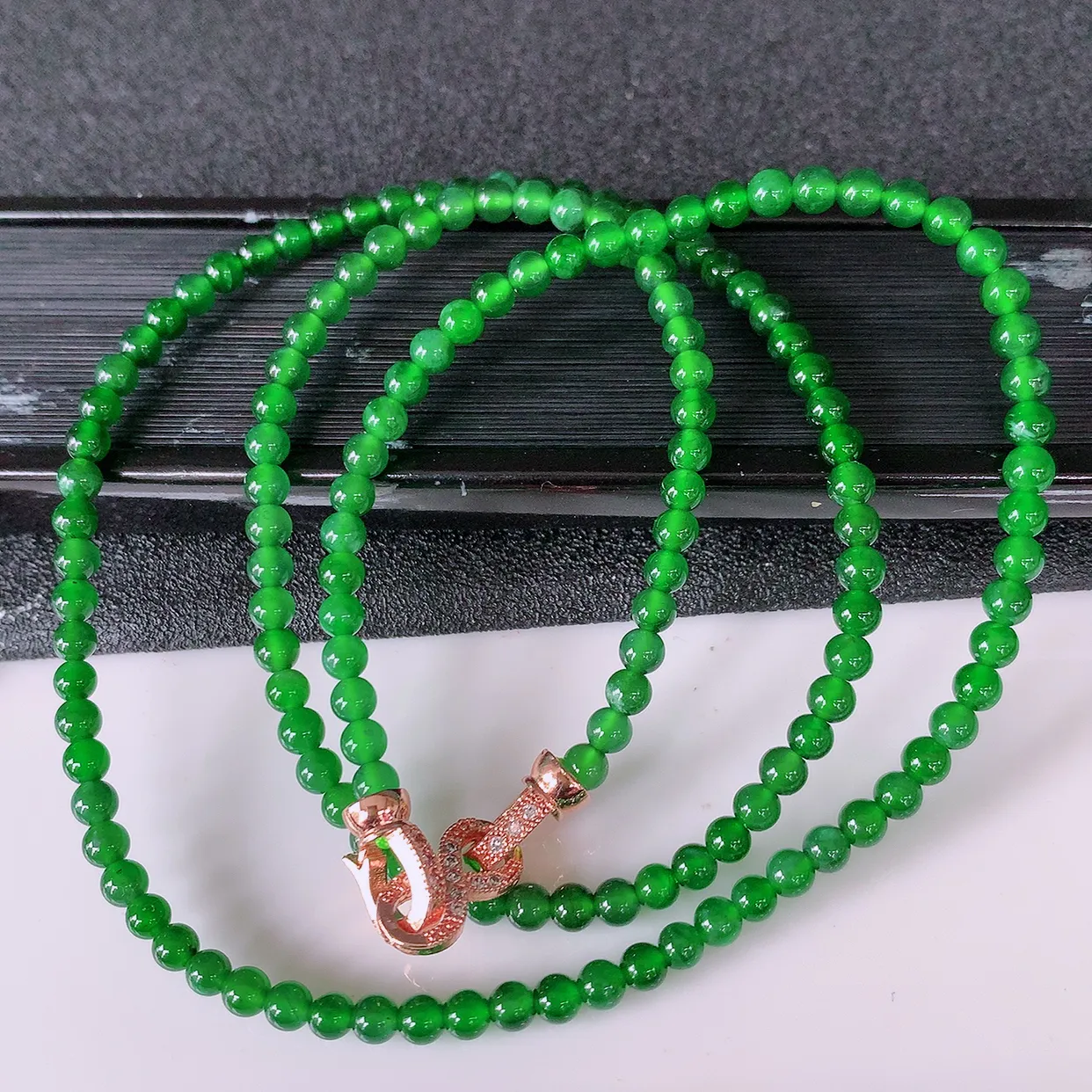 自然光实拍，冰种满绿翡翠珠链，颜色丰富，料子细腻，高档大气，自戴送礼佳品！#001.1取一尺寸3.9mm