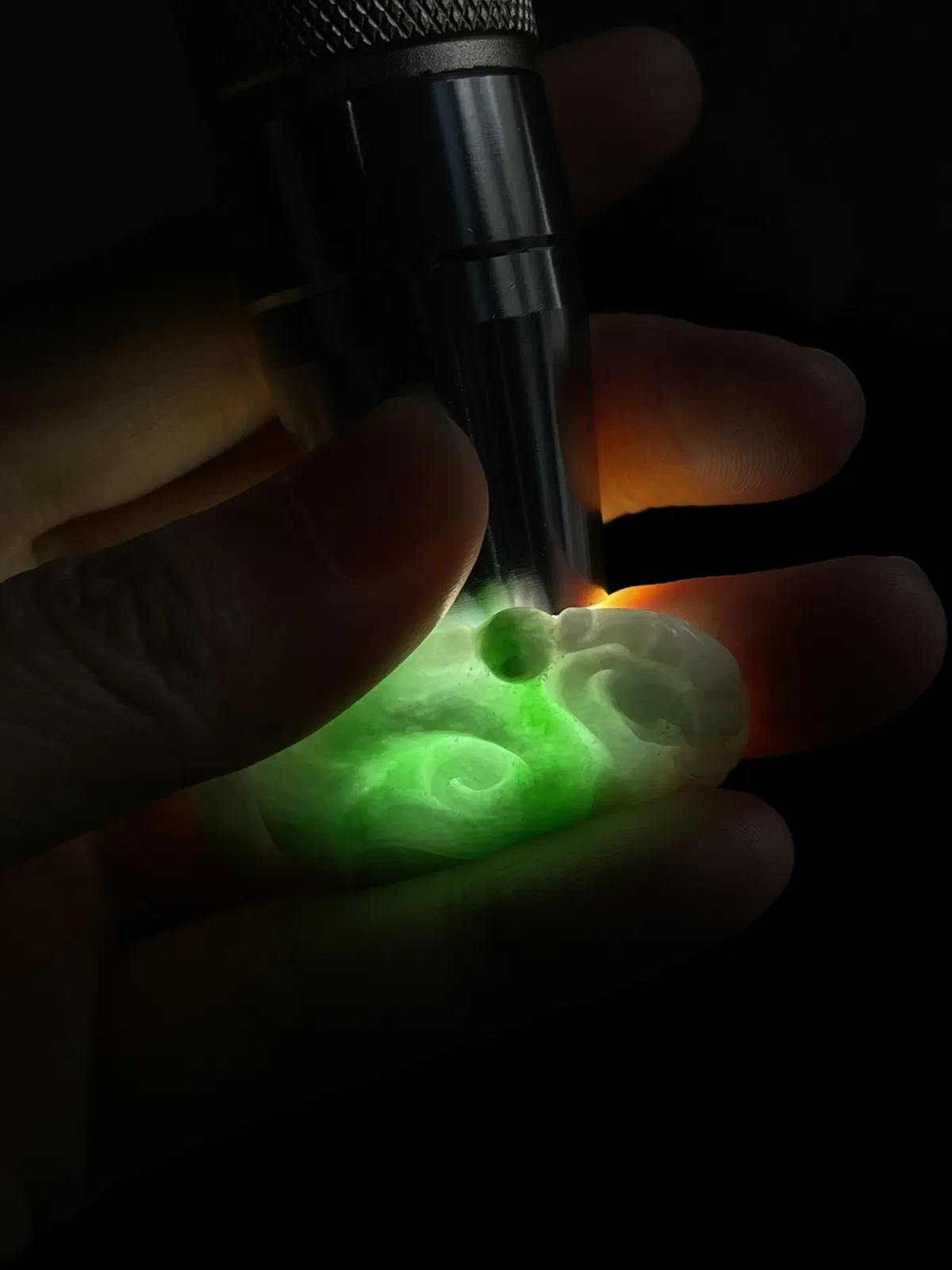 翡翠吊坠，厚装阳绿色如意吊坠