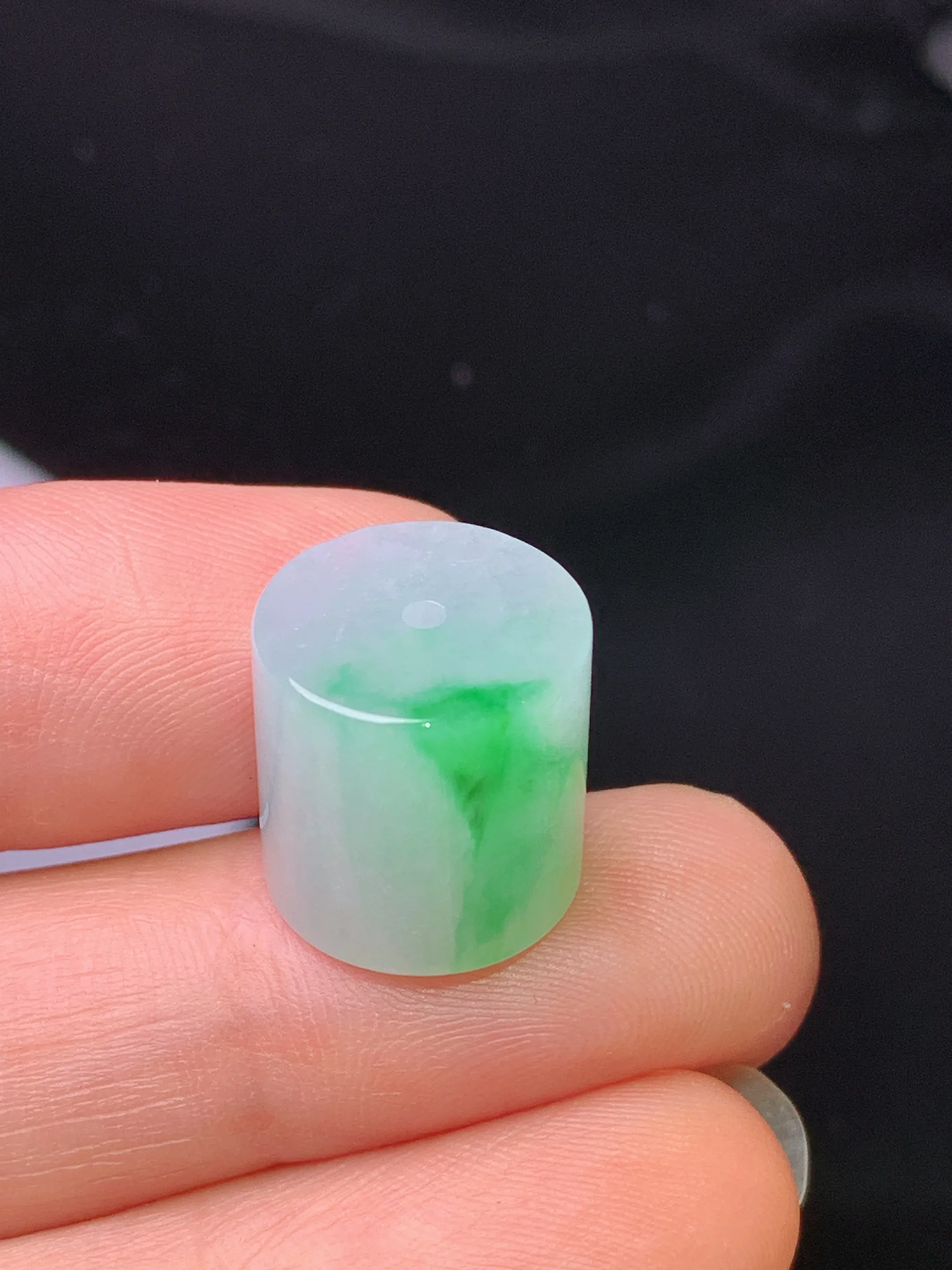 飘绿路路通吊坠 玉质细腻 色泽清新艳丽 整体尺寸13