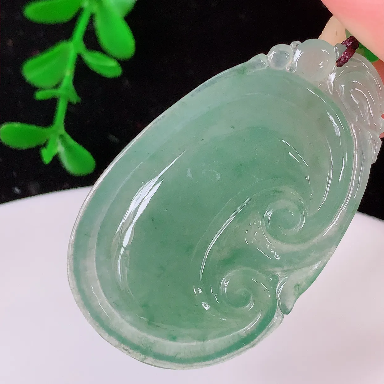 自然光实拍，冰种飘花万事如意翡翠吊坠 ，吉祥如意，莹亮光泽，色泽清爽，寓意好，佩戴上身效果更端庄高贵，#082.2尺寸44.5-27.5*5.5mm