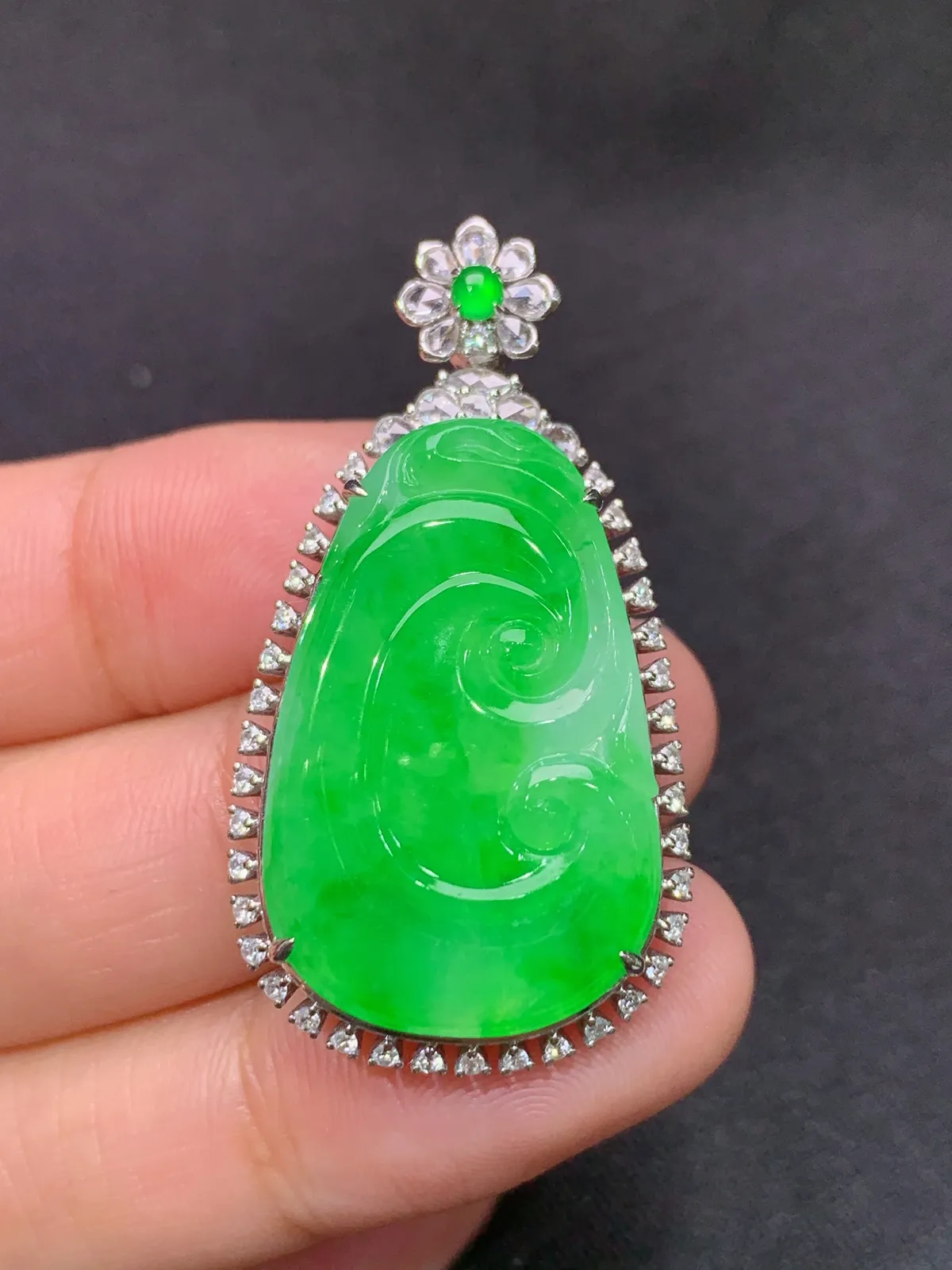 阳绿如意吊坠，18k金镶嵌，冰润色阳，玉质细腻，种水足，Xin 尺寸39.3*21.1*7.6