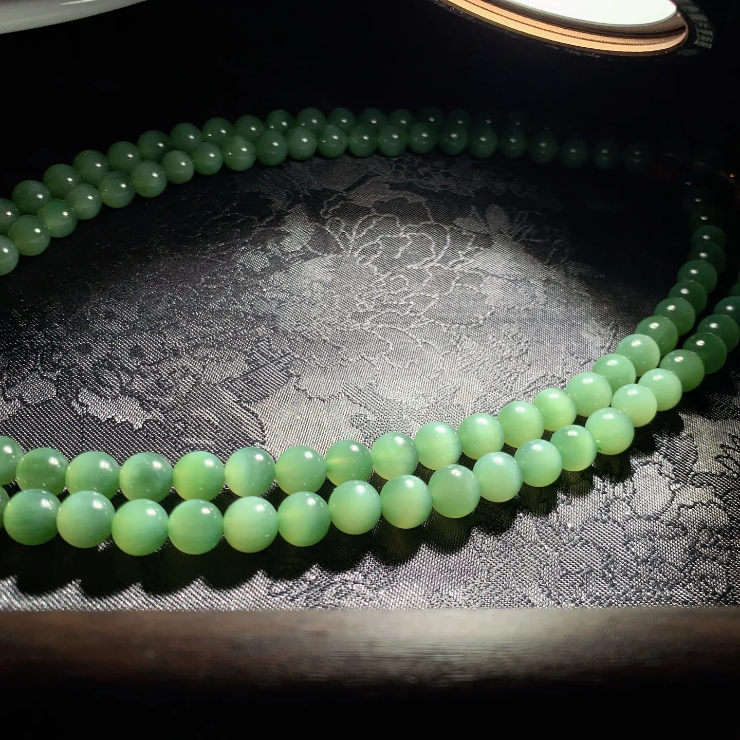 和田玉菠菜绿俄罗斯碧玉猫眼108佛珠项链。单颗尺寸8！玉质细腻油润。手推出油。佩戴高端典雅。lt251223
