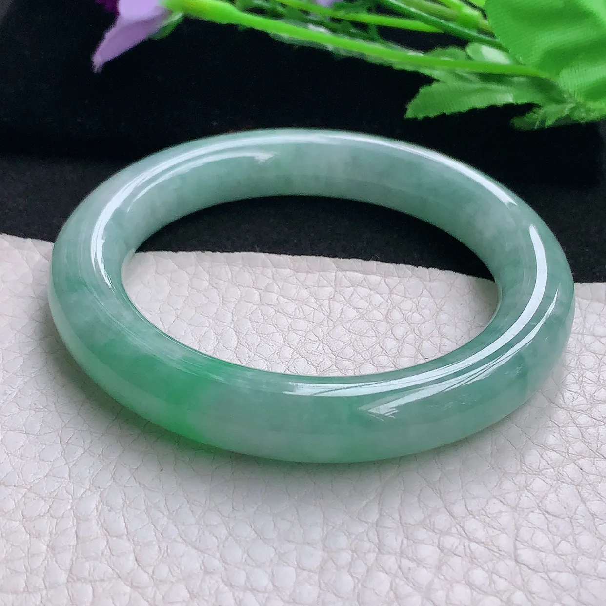 z自然光55**10.8美人镯 缅甸翡翠A货水灵飘绿圆条玉手镯玉手环