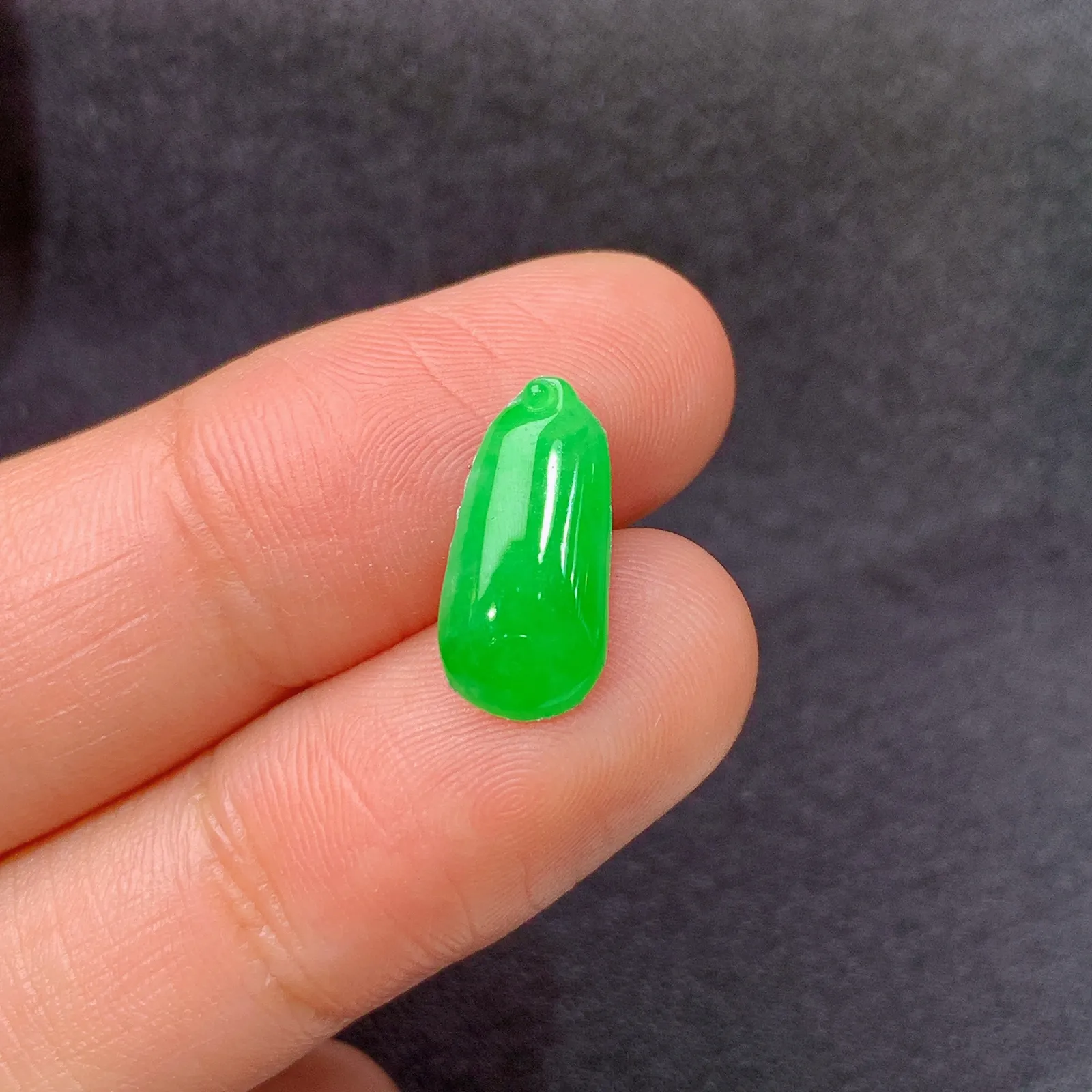 阳绿福瓜，镶嵌佳品，冰润色阳，种水足， 尺寸13.8*6.5*2.5