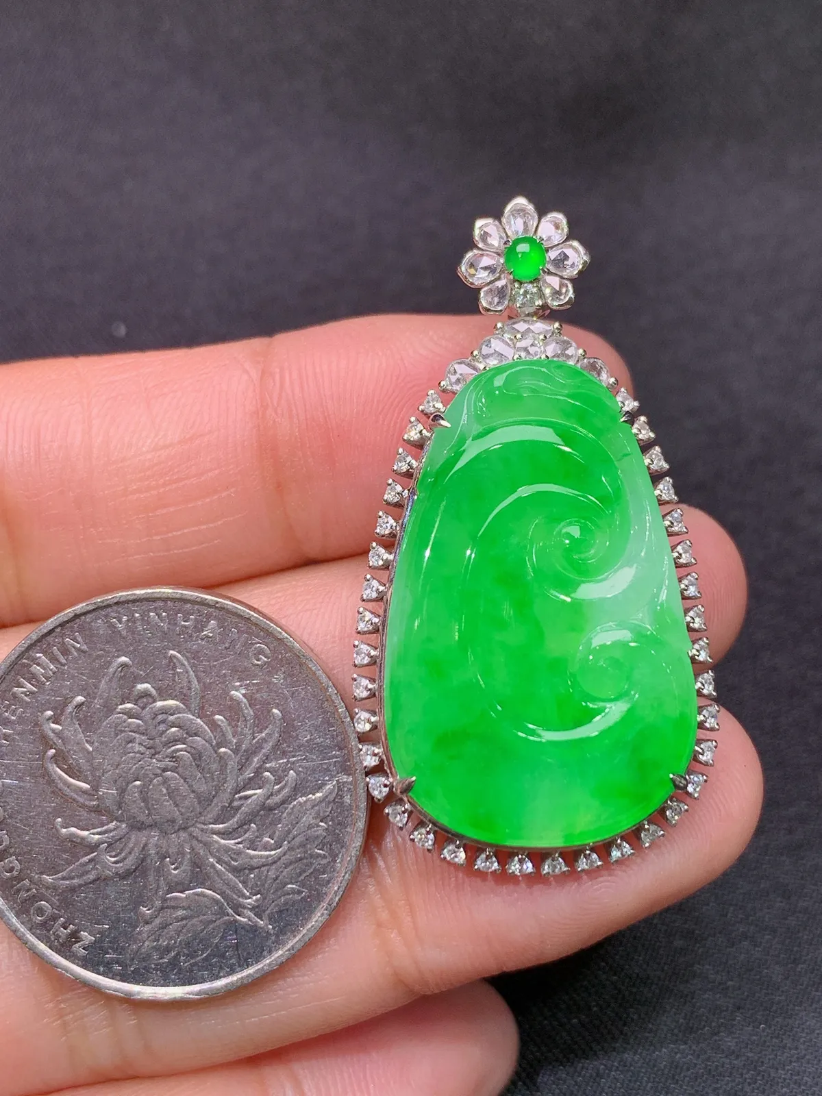 阳绿如意吊坠，18k金镶嵌，冰润色阳，玉质细腻，种水足，Xin 尺寸39.3*21.1*7.6