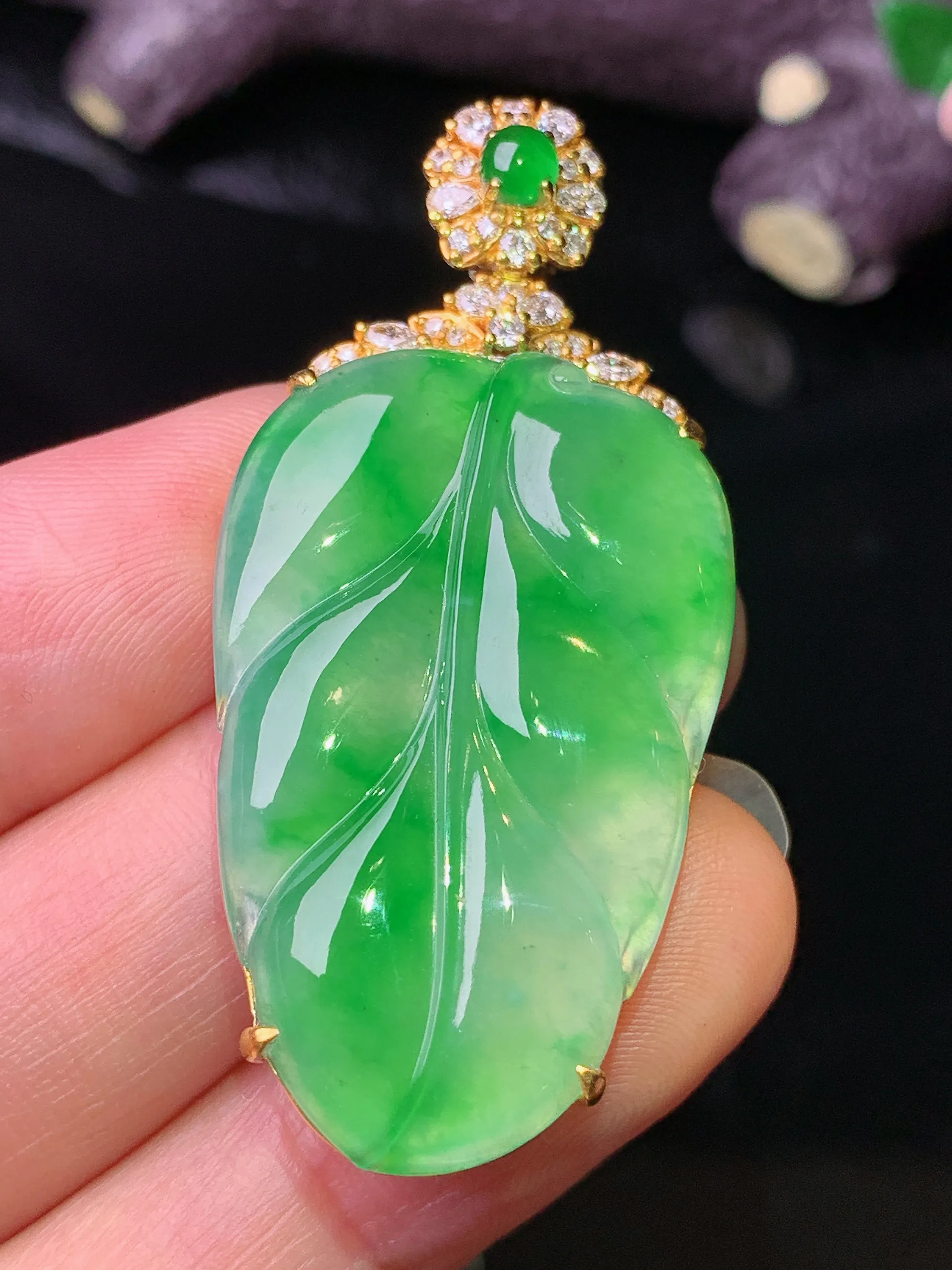 18k金钻镶嵌翠绿树叶吊坠 玉质细腻 色泽清新艳丽 整体尺寸47.3*21.8*6