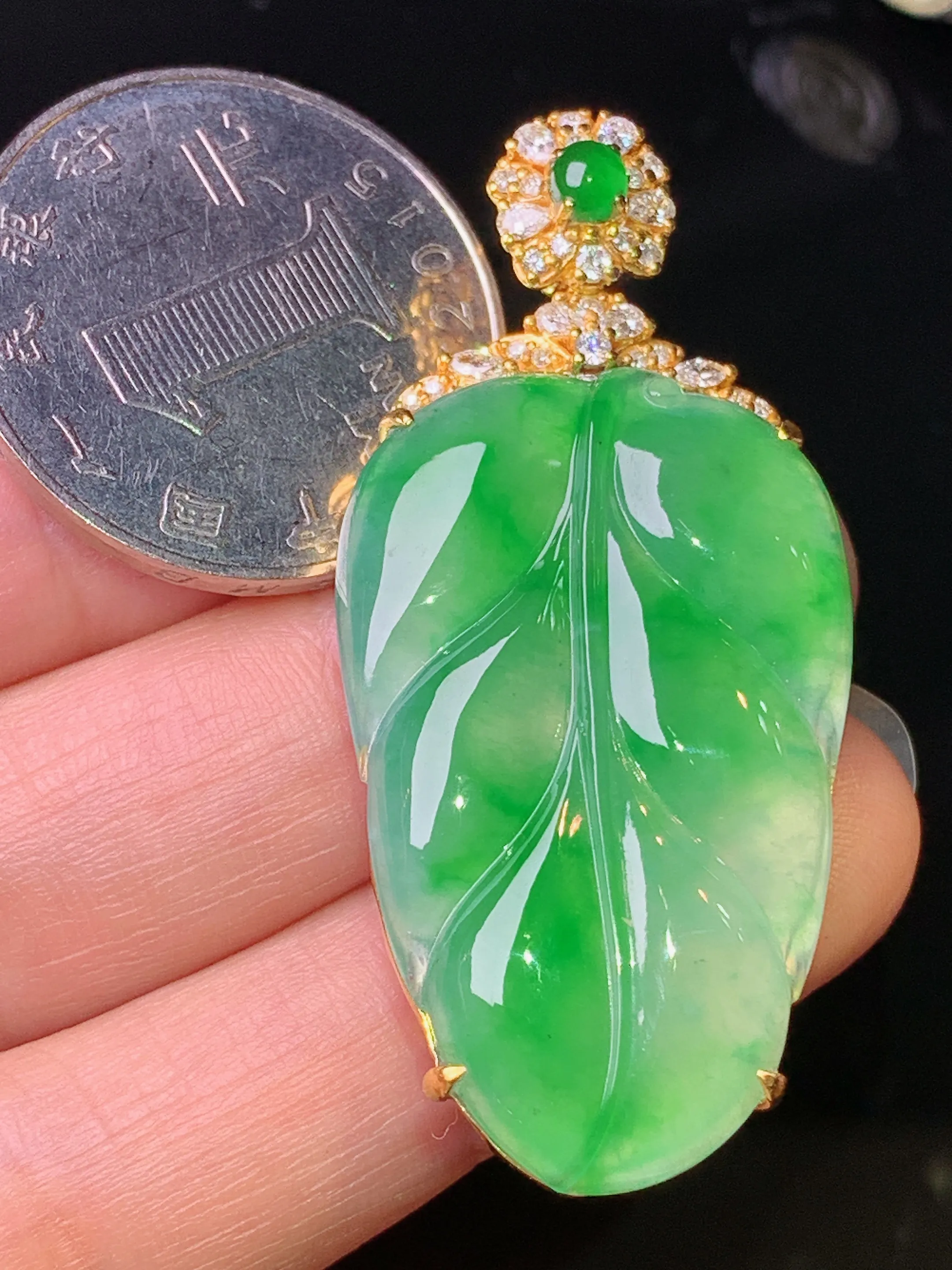 18k金钻镶嵌翠绿树叶吊坠 玉质细腻 色泽清新艳丽 整体尺寸47.3*21.8*6
