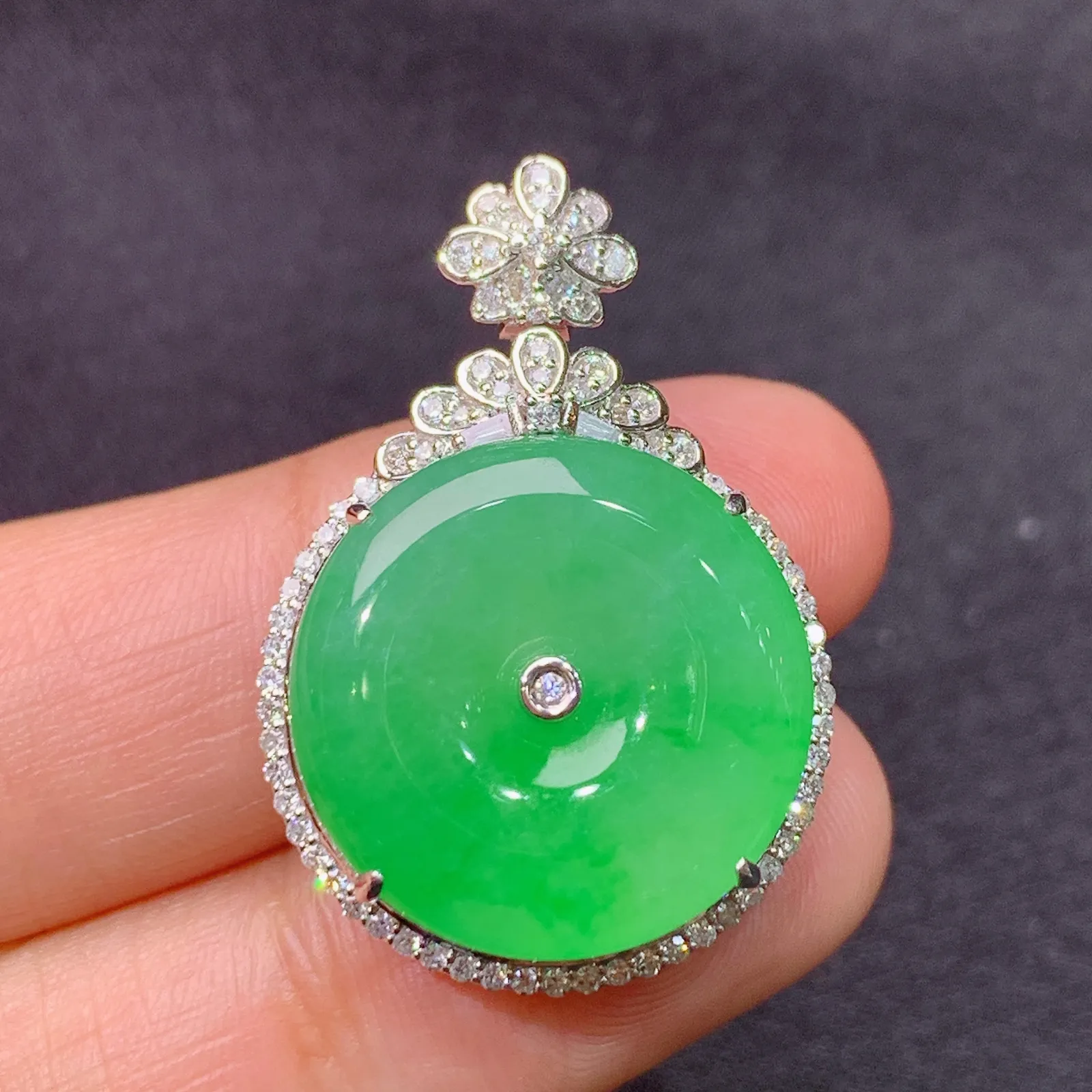 飘绿平安扣吊坠，18k金镶嵌，色泽鲜阳，冰润细腻，种水足，Xj 尺寸30.3*20.8*9