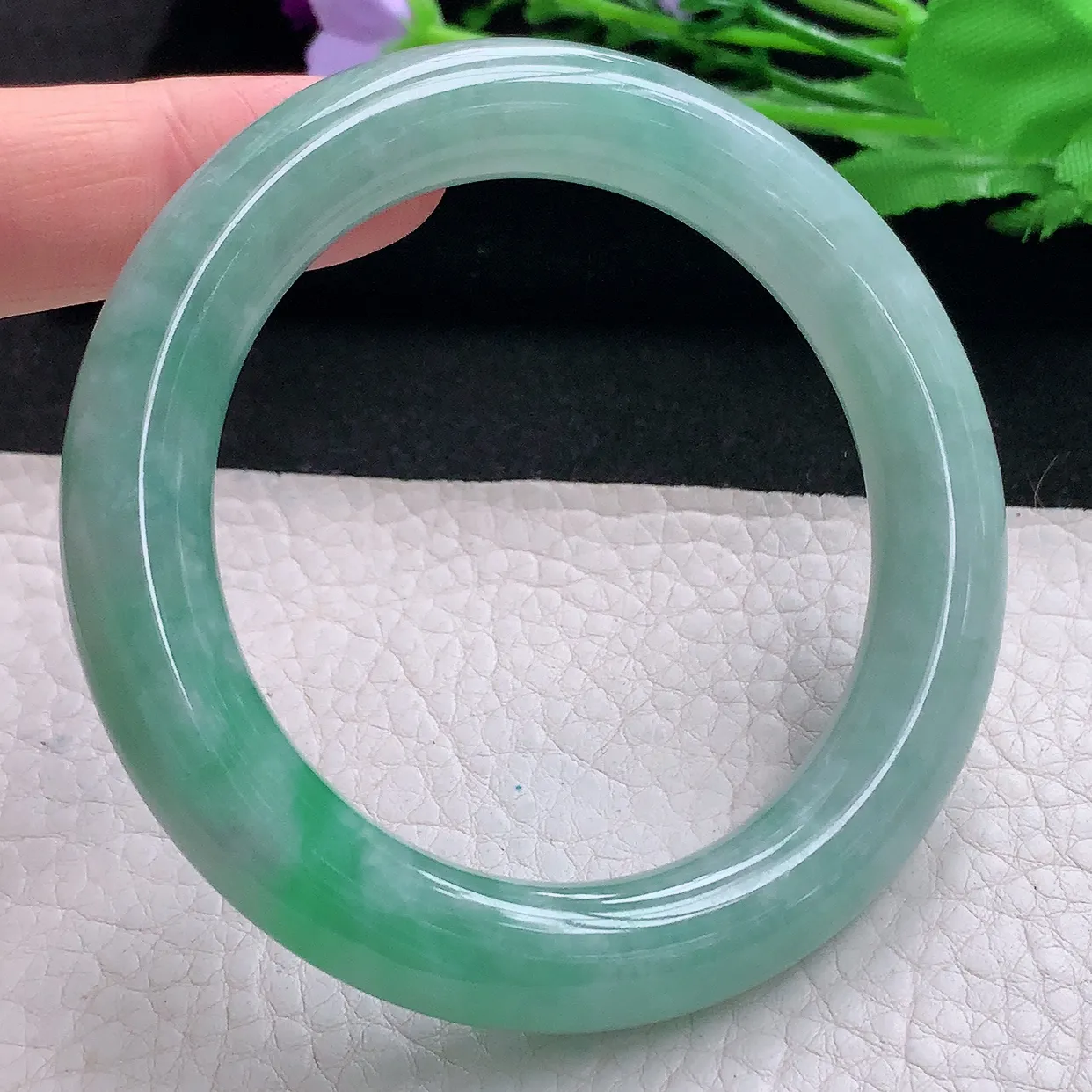 z自然光55**10.8美人镯 缅甸翡翠A货水灵飘绿圆条玉手镯玉手环