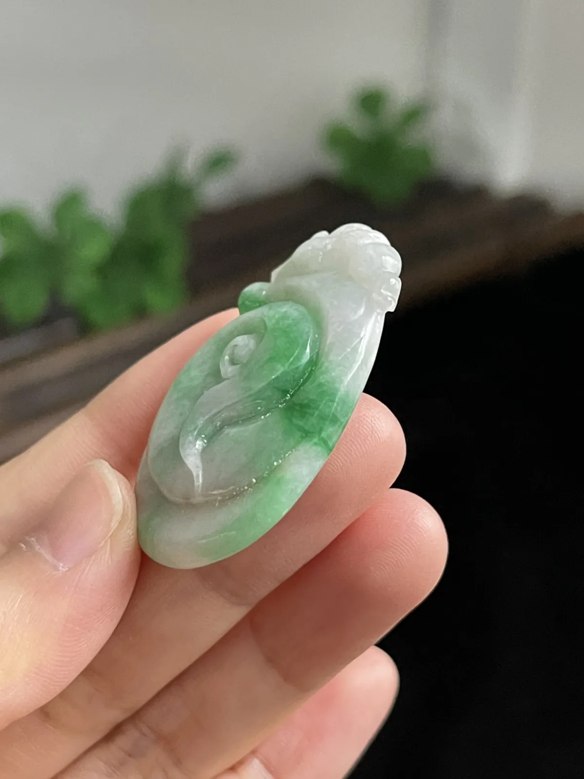 翡翠吊坠，厚装阳绿色如意吊坠