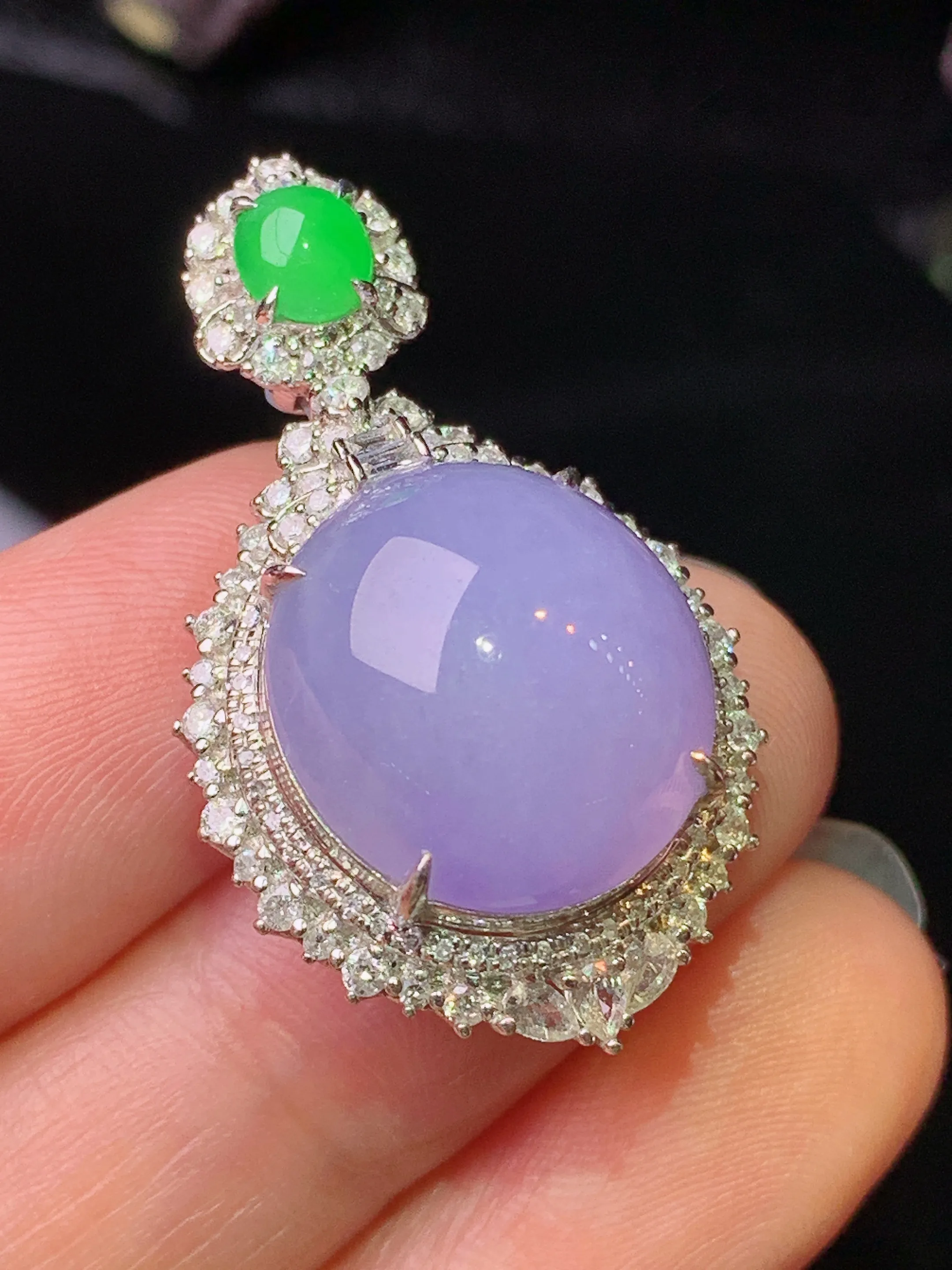 18k金钻镶嵌紫罗兰蛋面吊坠 玉质细腻  色泽清新艳丽 整体尺寸33*19.5*12.5