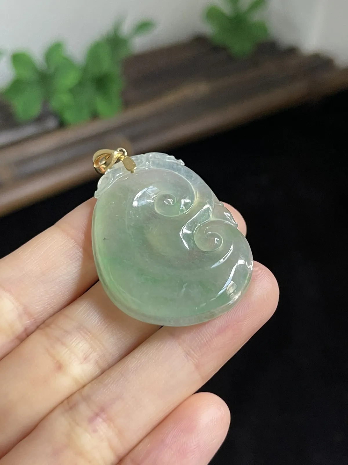 翡翠冰糯种淡绿色如意，印记：G18K