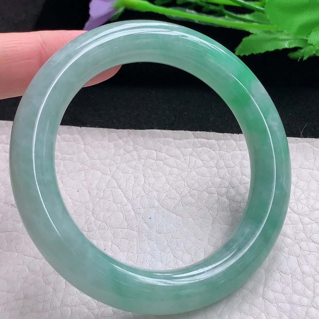 z自然光55**10.8美人镯 缅甸翡翠A货水灵飘绿圆条玉手镯玉手环