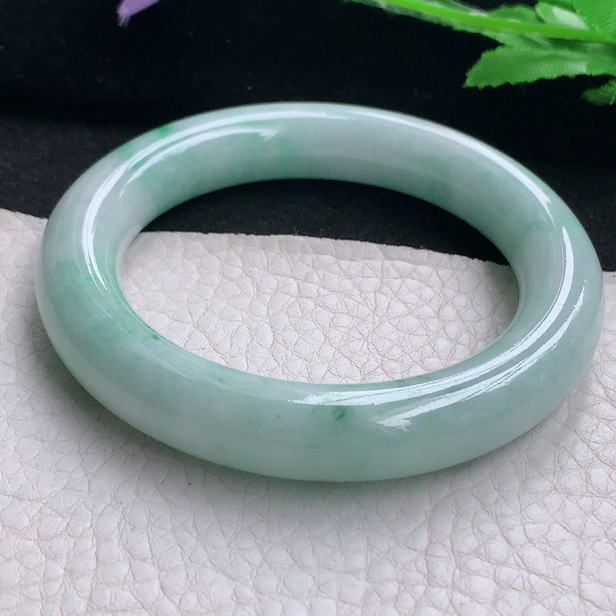 ee小圈口52.5*11.3*11胖圆镯 翡翠A货玉手镯水润飘绿圆条玉手环