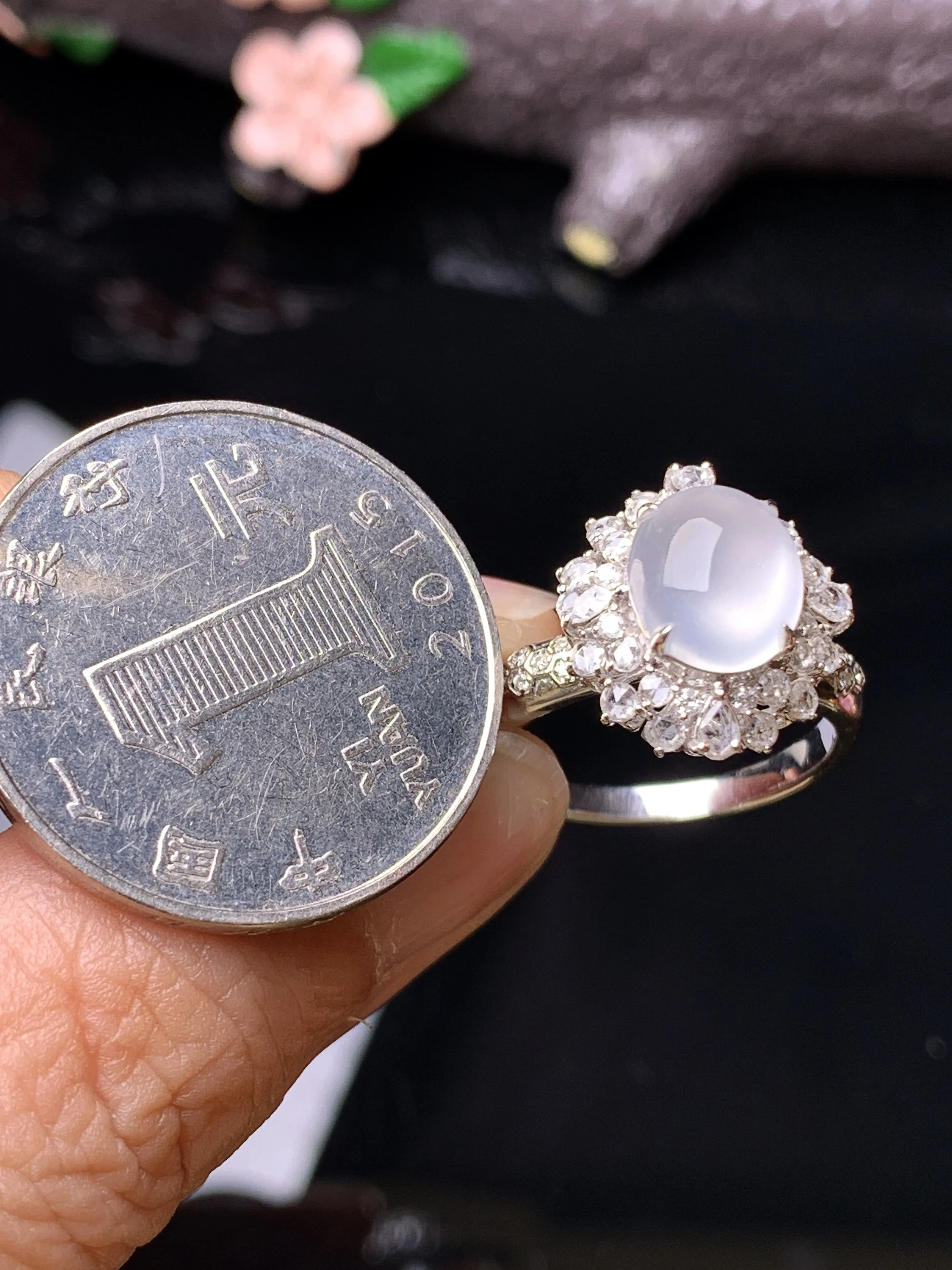 18k金钻镶嵌冰种蛋面戒指 玉质细腻 色泽清新艳丽 圈口14 整体尺寸14.6*13.2*11