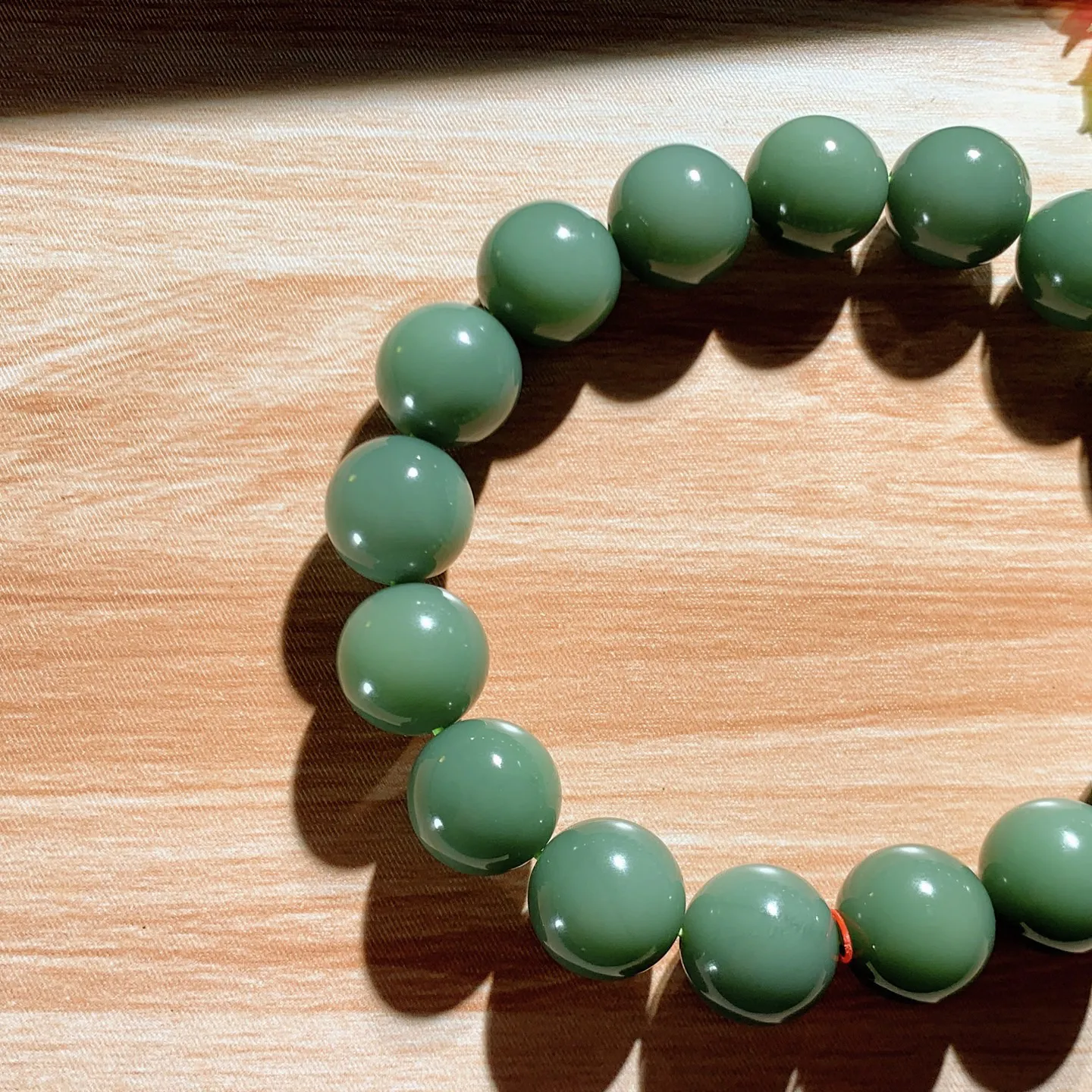 和田玉鸭蛋青俄罗斯碧玉圆珠手串。单颗尺寸12重45.3克，玉质细腻油润 底色纯净 脂粉好，品质好！l