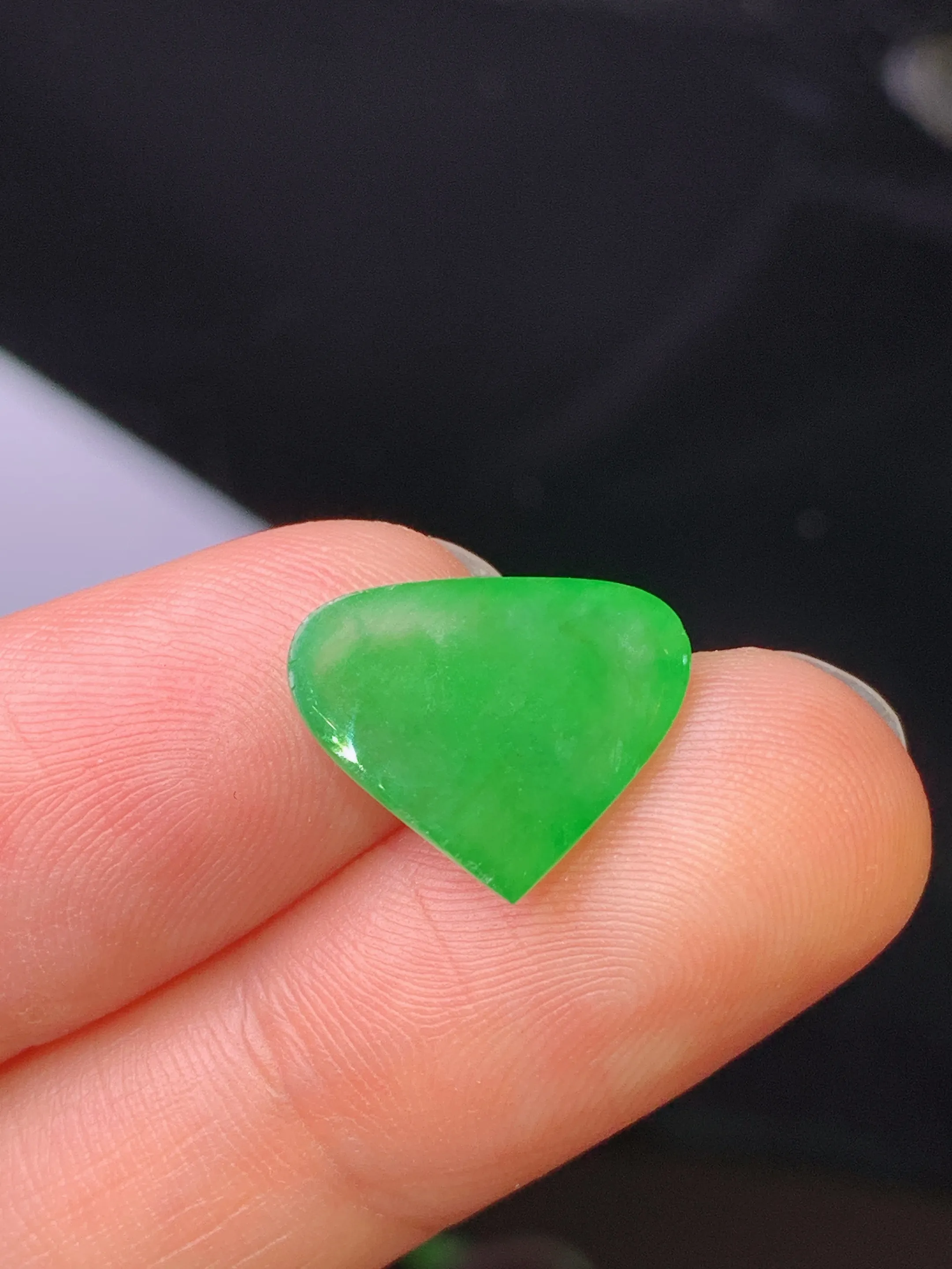 镶嵌款 满绿心形 玉质细腻 色泽清新艳丽 整体尺寸11.5*14*3.2