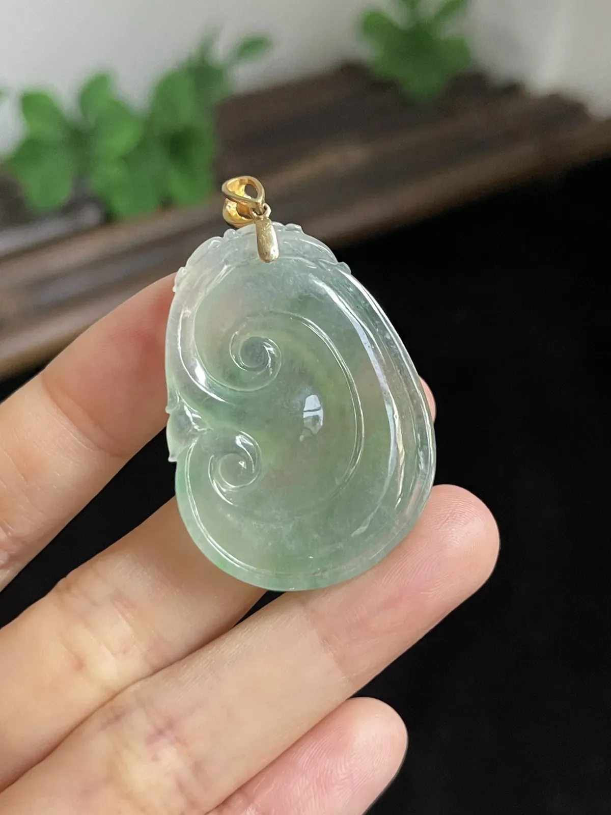 翡翠冰糯种淡绿色如意，印记：G18K