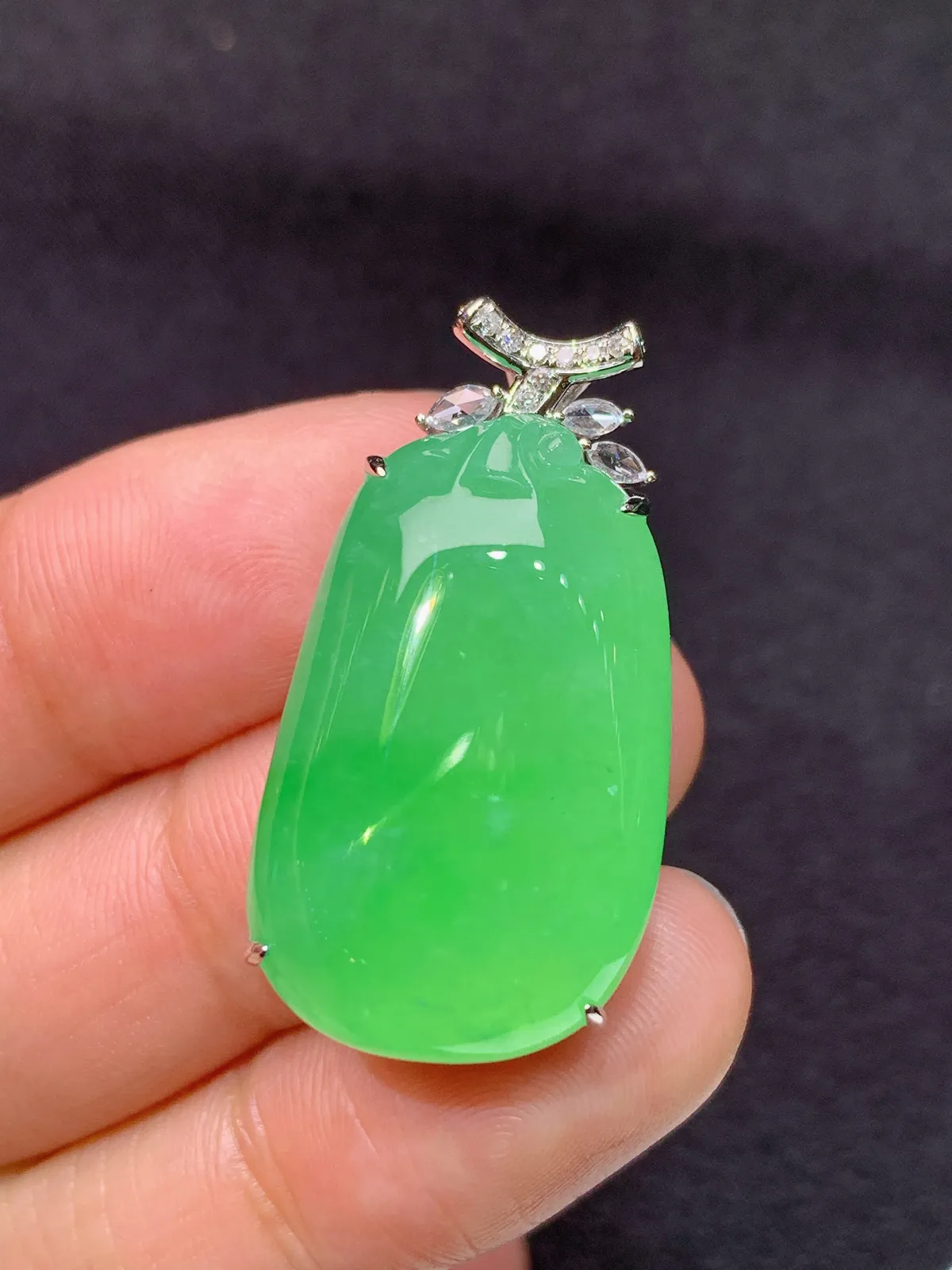 翠绿福瓜吊坠，18k金镶嵌，色泽鲜阳，冰润细腻，种水足，Xj 尺寸31.4*16.5*9.1