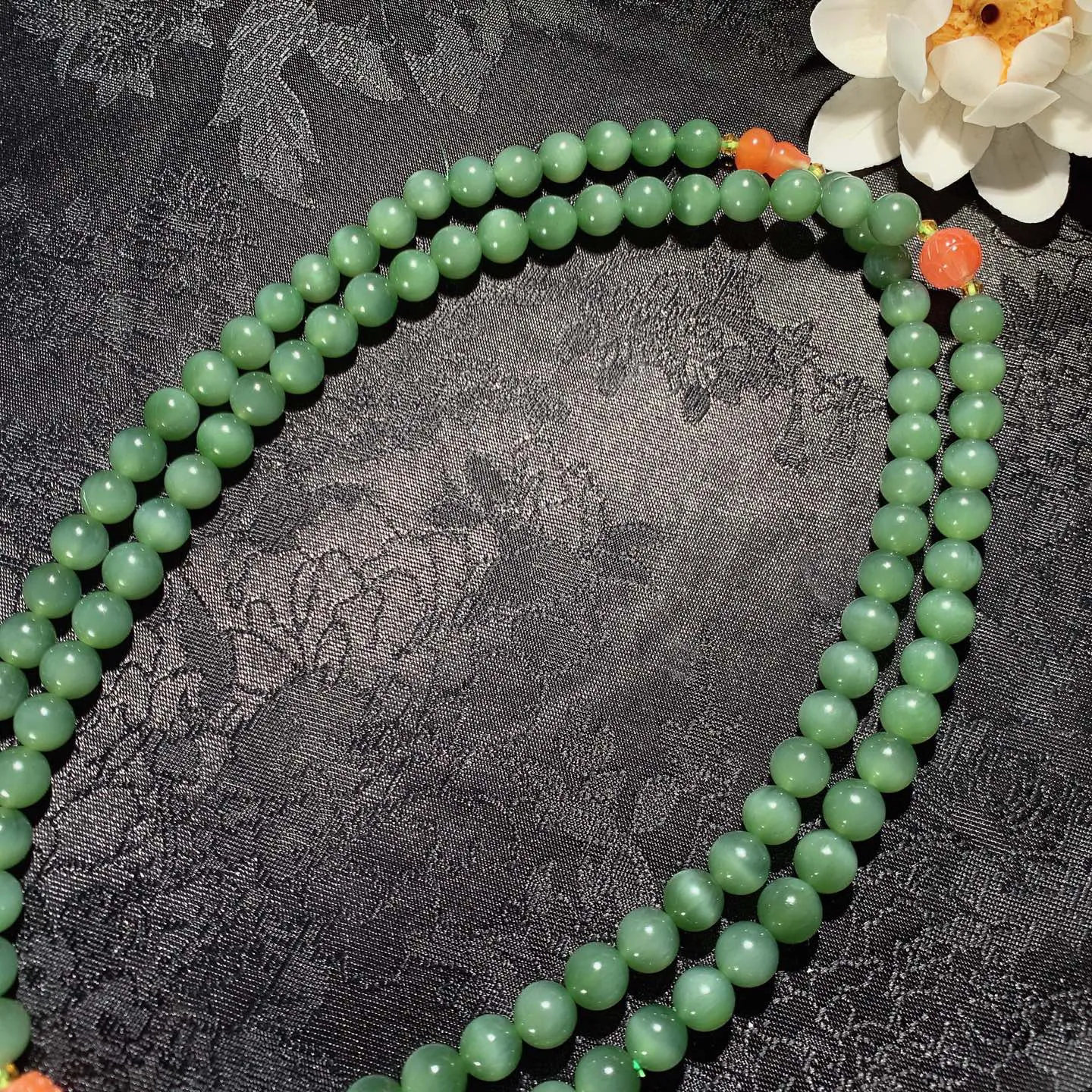 和田玉菠菜绿俄罗斯碧玉猫眼108佛珠项链。单颗尺寸8！玉质细腻油润。手推出油。佩戴高端典雅。lt251223