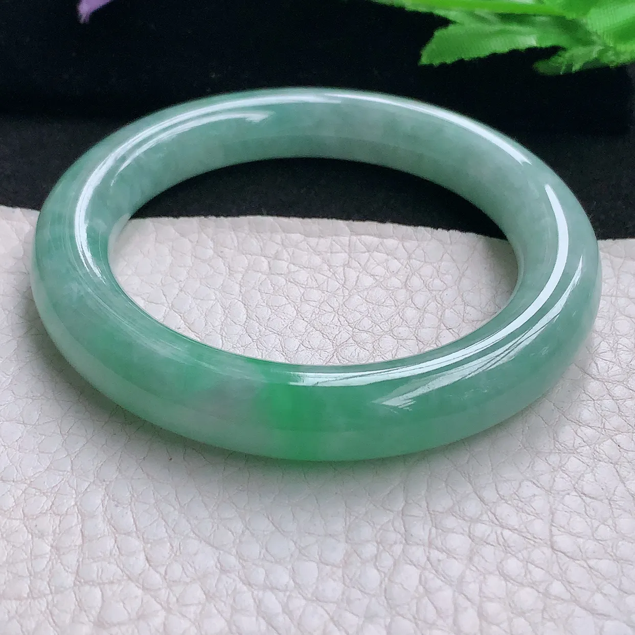 z自然光55**10.8美人镯 缅甸翡翠A货水灵飘绿圆条玉手镯玉手环