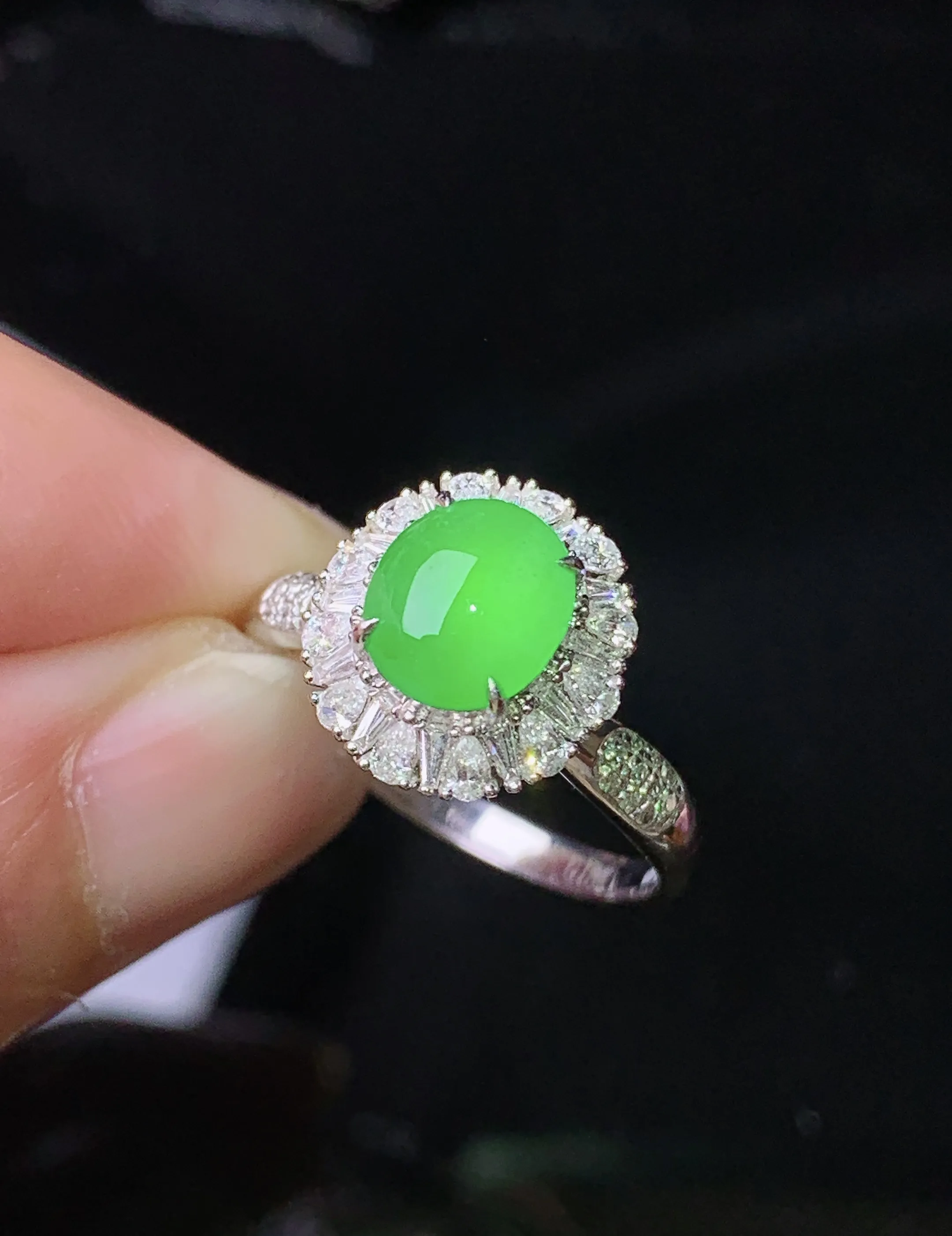 18k金钻镶嵌满绿蛋面戒指 玉质细腻 色泽清新艳丽 圈口14 整体尺寸12*11*9