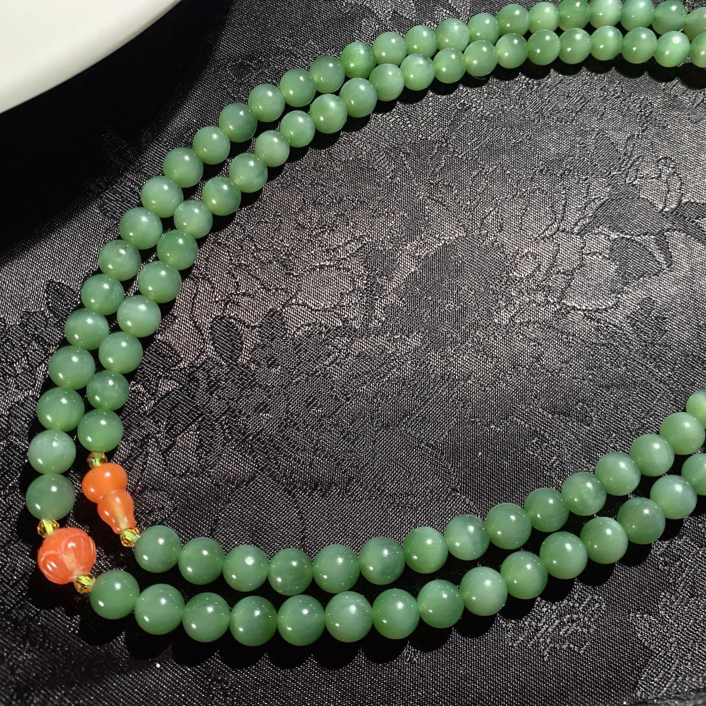 和田玉菠菜绿俄罗斯碧玉猫眼108佛珠项链。单颗尺寸8！玉质细腻油润。手推出油。佩戴高端典雅。lt251223