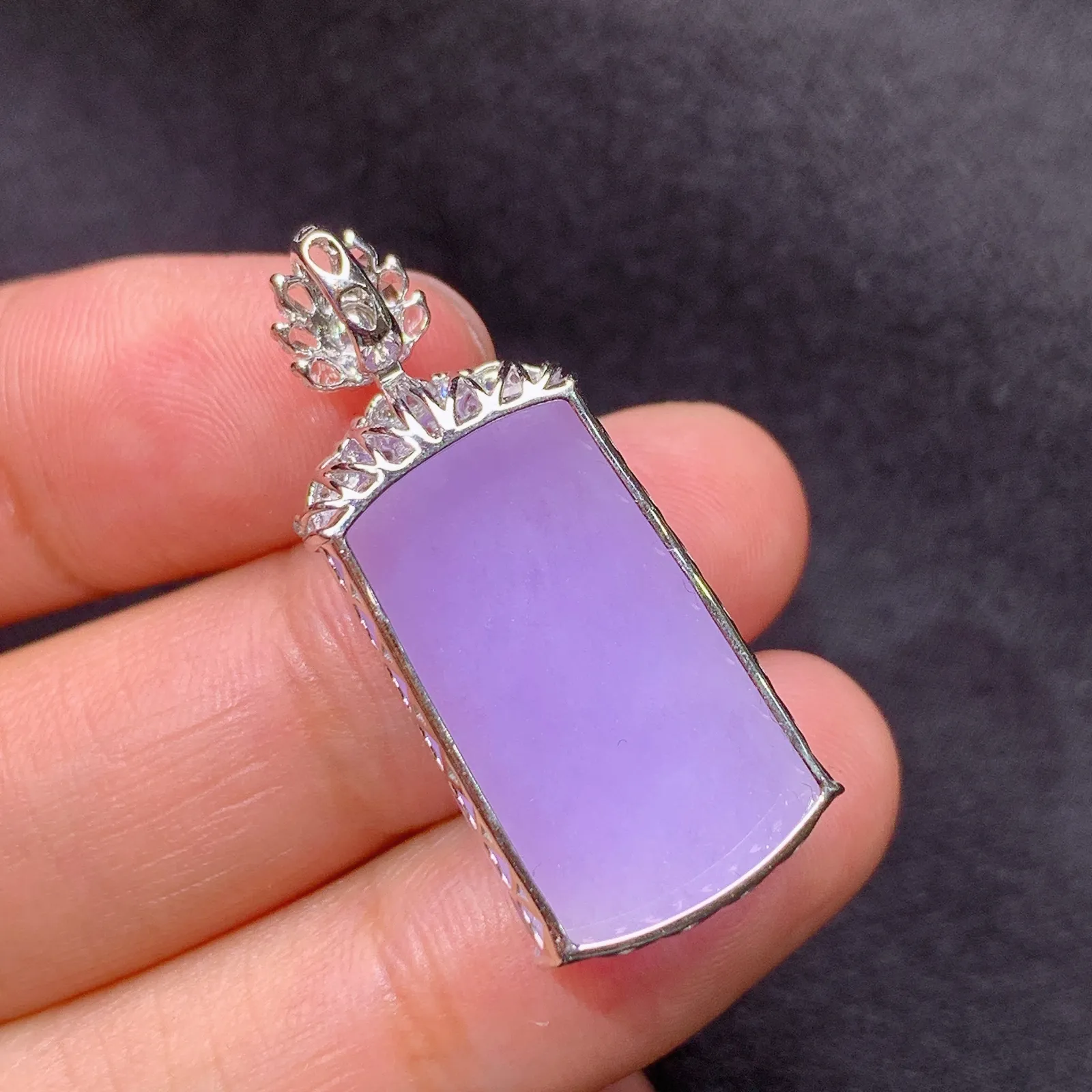 紫罗兰无事牌吊坠，18k金镶嵌，温润细腻，颜色浓郁 尺寸32.3*14.2*7.3