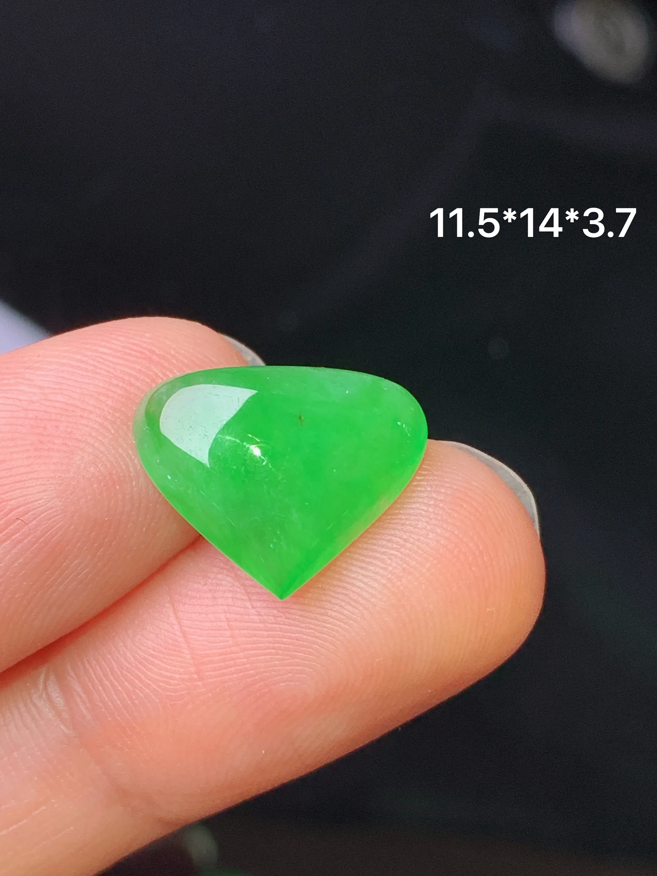 镶嵌款 满绿心形 玉质细腻 色泽清新艳丽 整体尺寸11.5*14*3.2