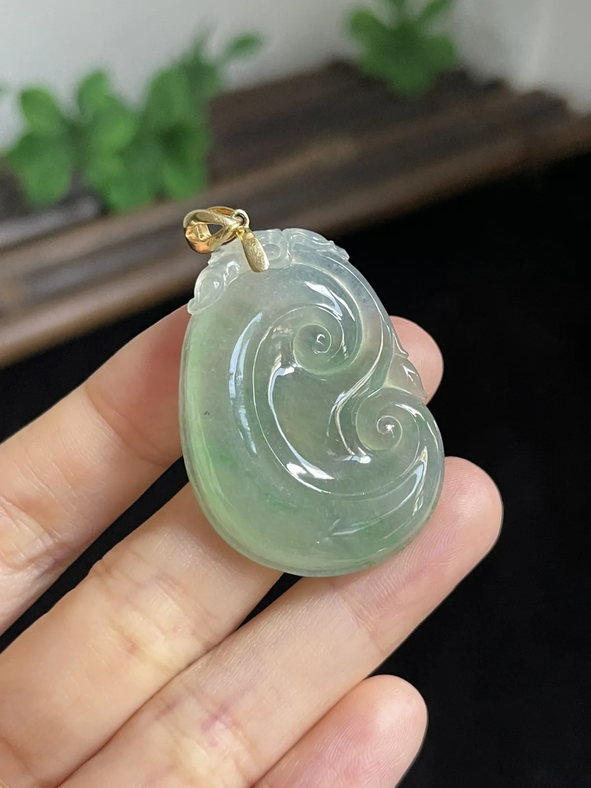 翡翠冰糯种淡绿色如意，印记：G18K