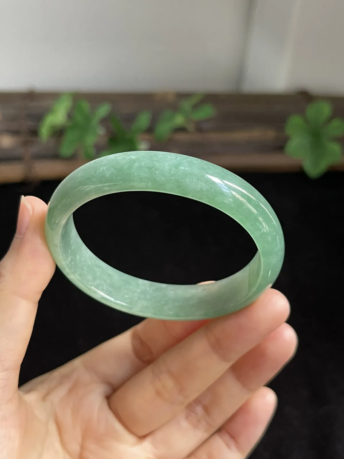 贵妃镯52.5圈口，翡翠糯化种淡绿色手镯