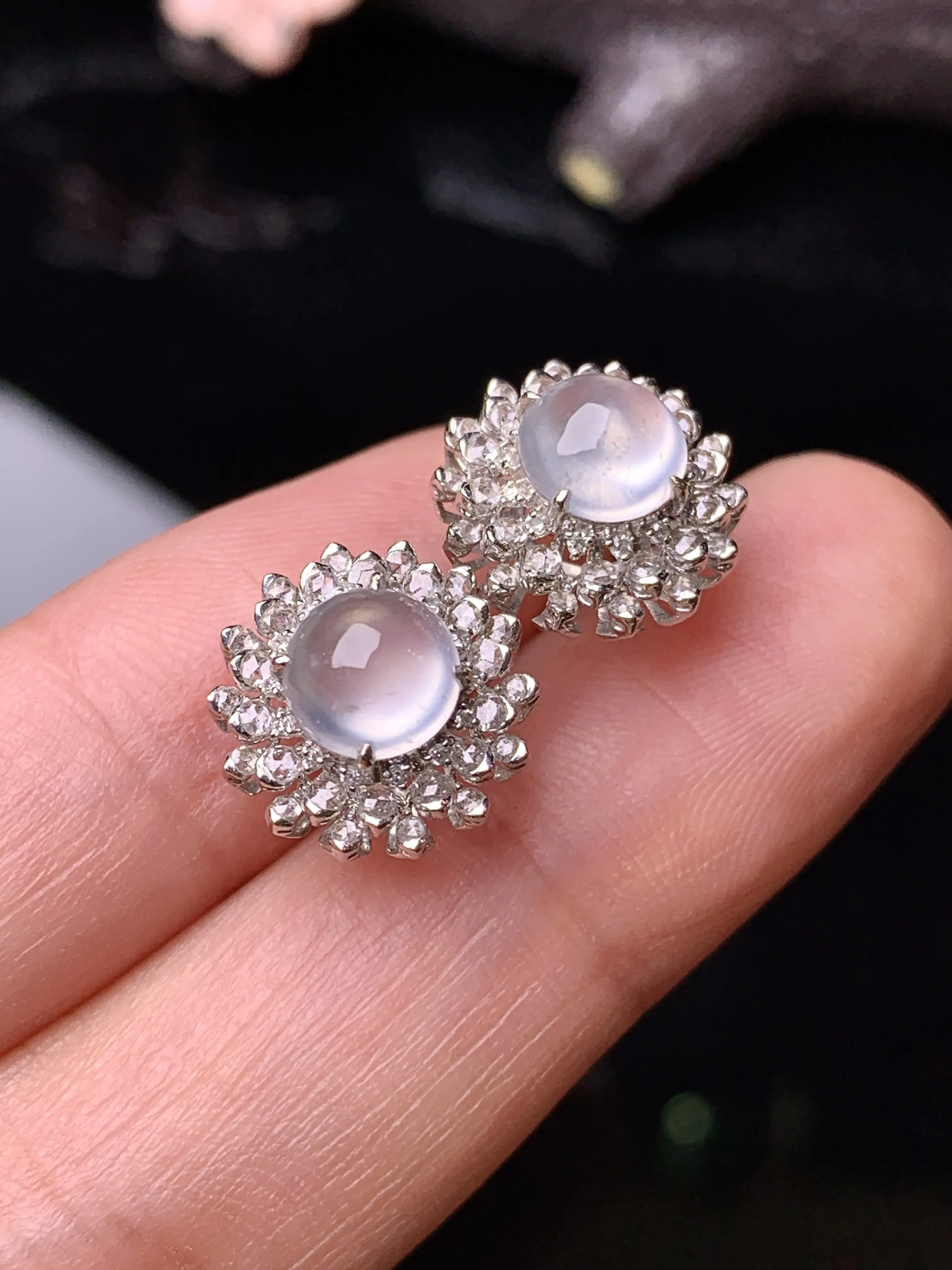 18k金钻镶嵌冰种蛋面耳钉 玉质细腻 色泽清新艳丽 整体尺寸12*7.8