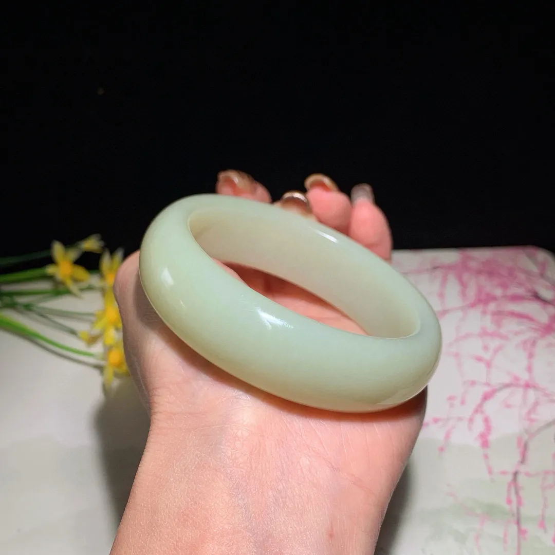 和田玉56.9圈口黄口料宽版手镯，玉质细腻油润 底色纯净 无裂无杂 脂粉好，品质好！