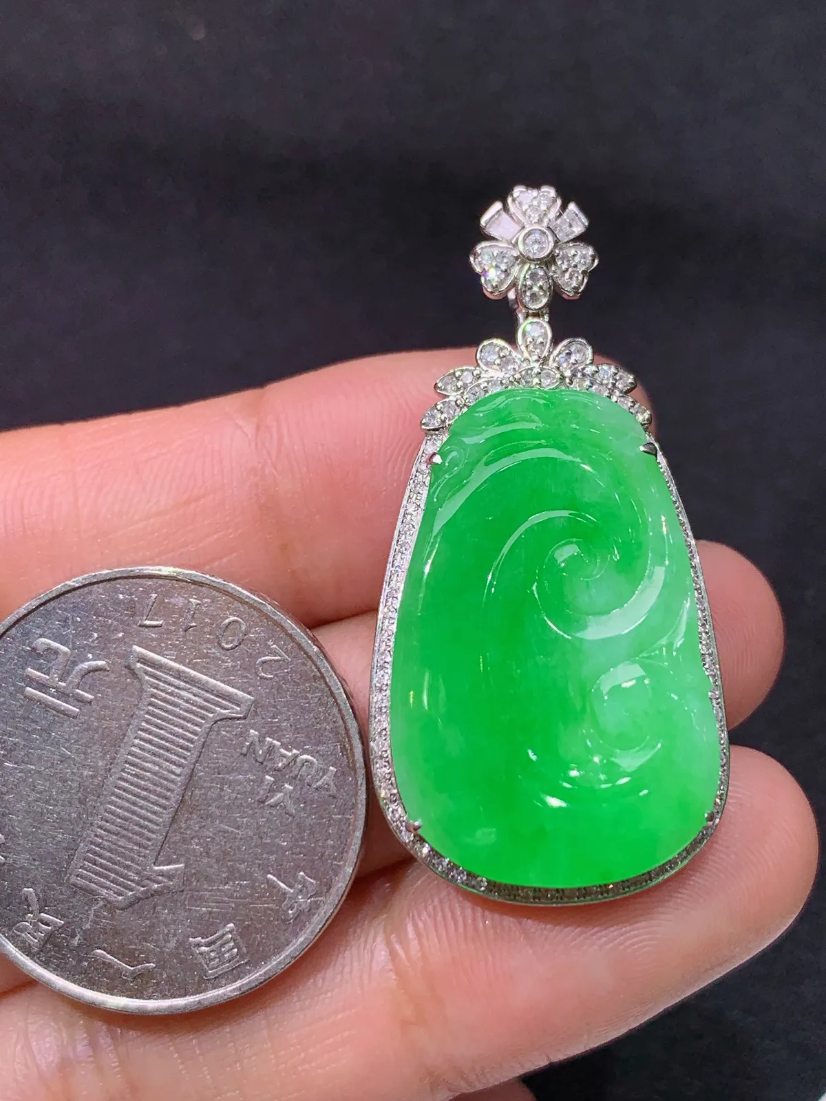 翠绿如意吊坠，18k金镶嵌，色泽鲜阳，冰润细腻，种水足，Xj 尺寸38.4*19*6.5