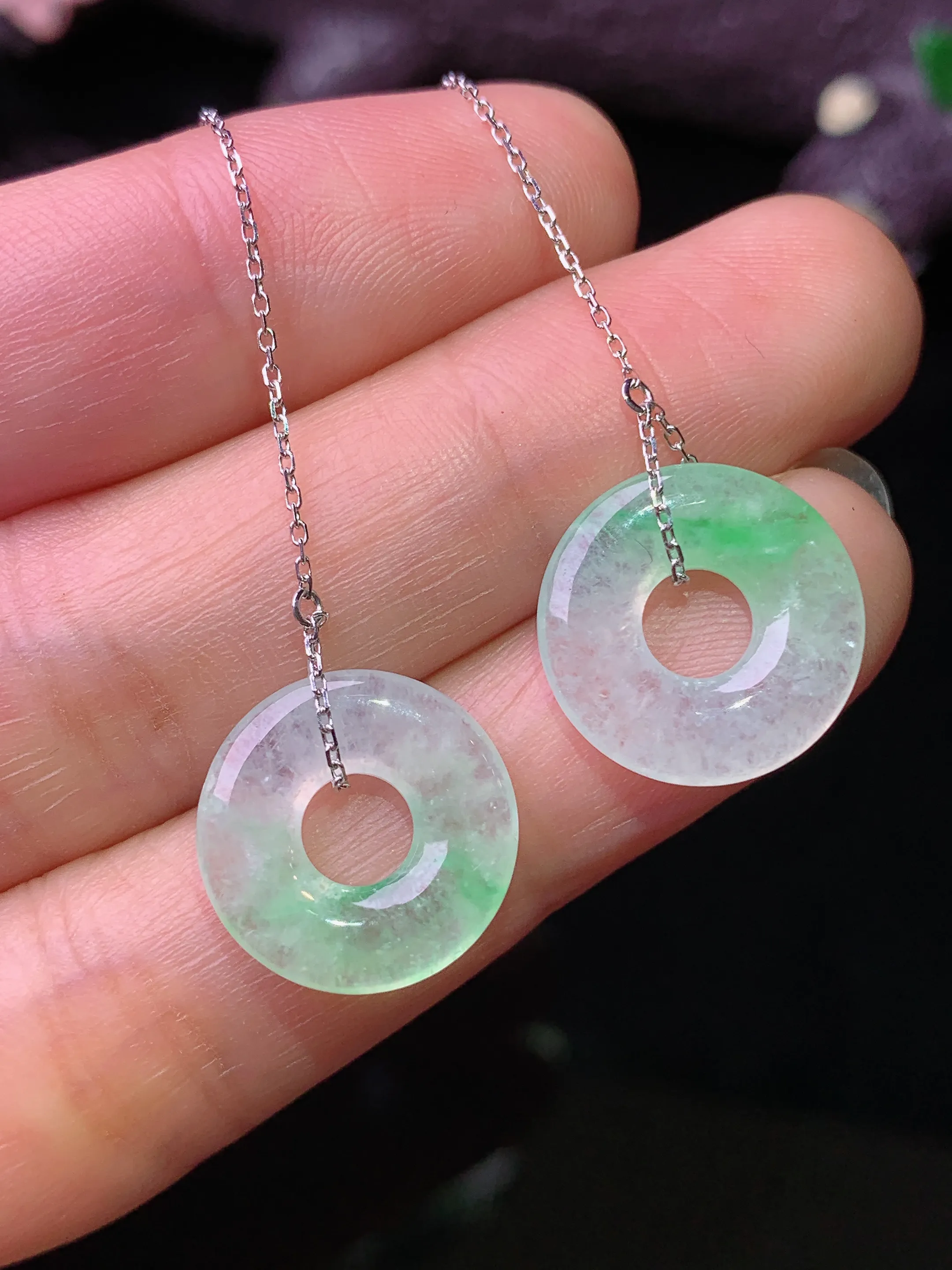 18k金镶嵌飘绿平安环耳坠 玉质细腻 色泽清新艳丽 整体尺寸14.8*2.8