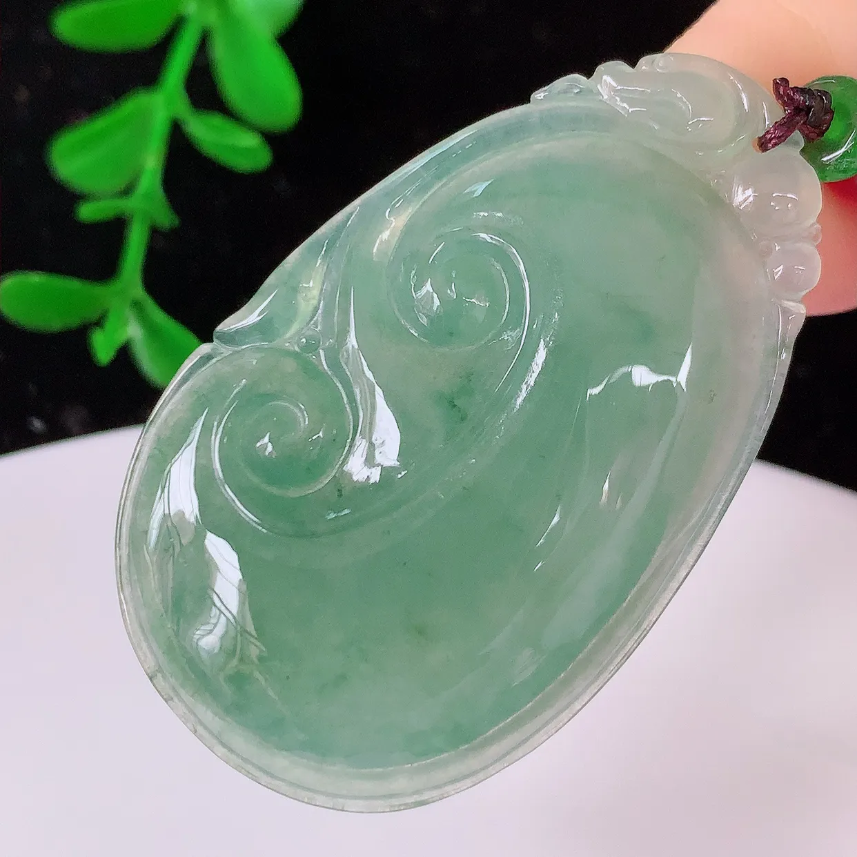 自然光实拍，冰种飘花万事如意翡翠吊坠 ，吉祥如意，莹亮光泽，色泽清爽，寓意好，佩戴上身效果更端庄高贵，#082.2尺寸44.5-27.5*5.5mm